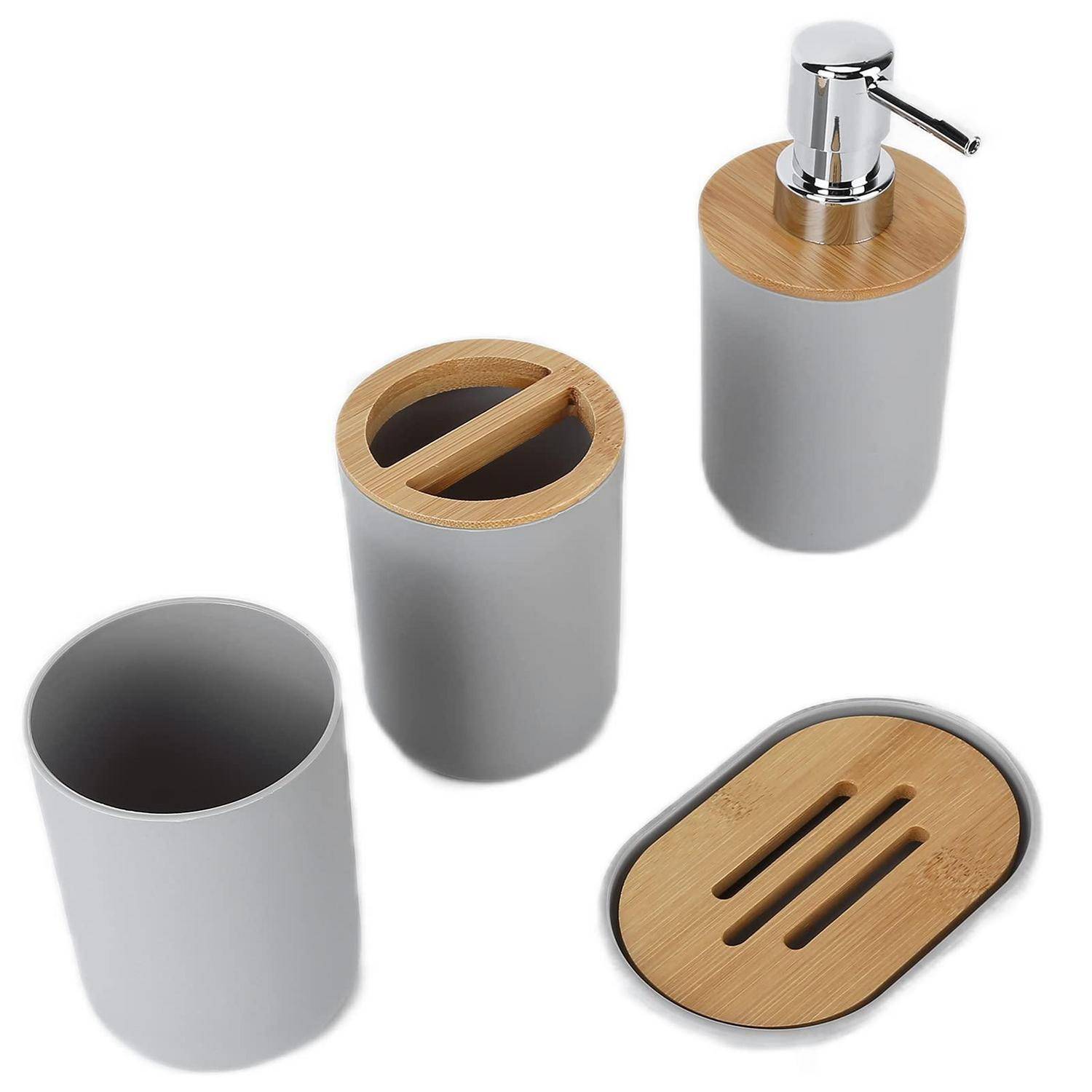 Satz von vier Badezimmeraccessoires: ein silbergrauer Zahnputzbecher, ein Behälter mit Deckel, ein Seifenspender und eine ovale Seifenschale mit Bambusstil-Deckeln.