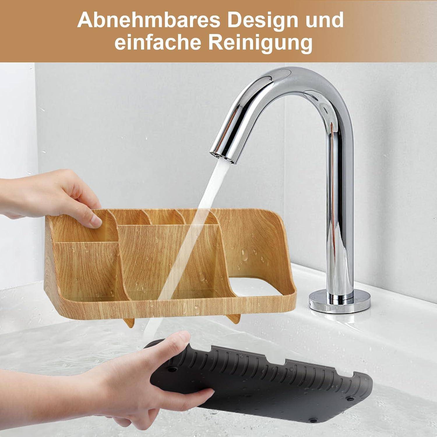 Hände spülen einen abnehmbaren hölzernen Spülenhalter unter fließendem Wasser ab und zeigen dabei einfaches Reinigen.