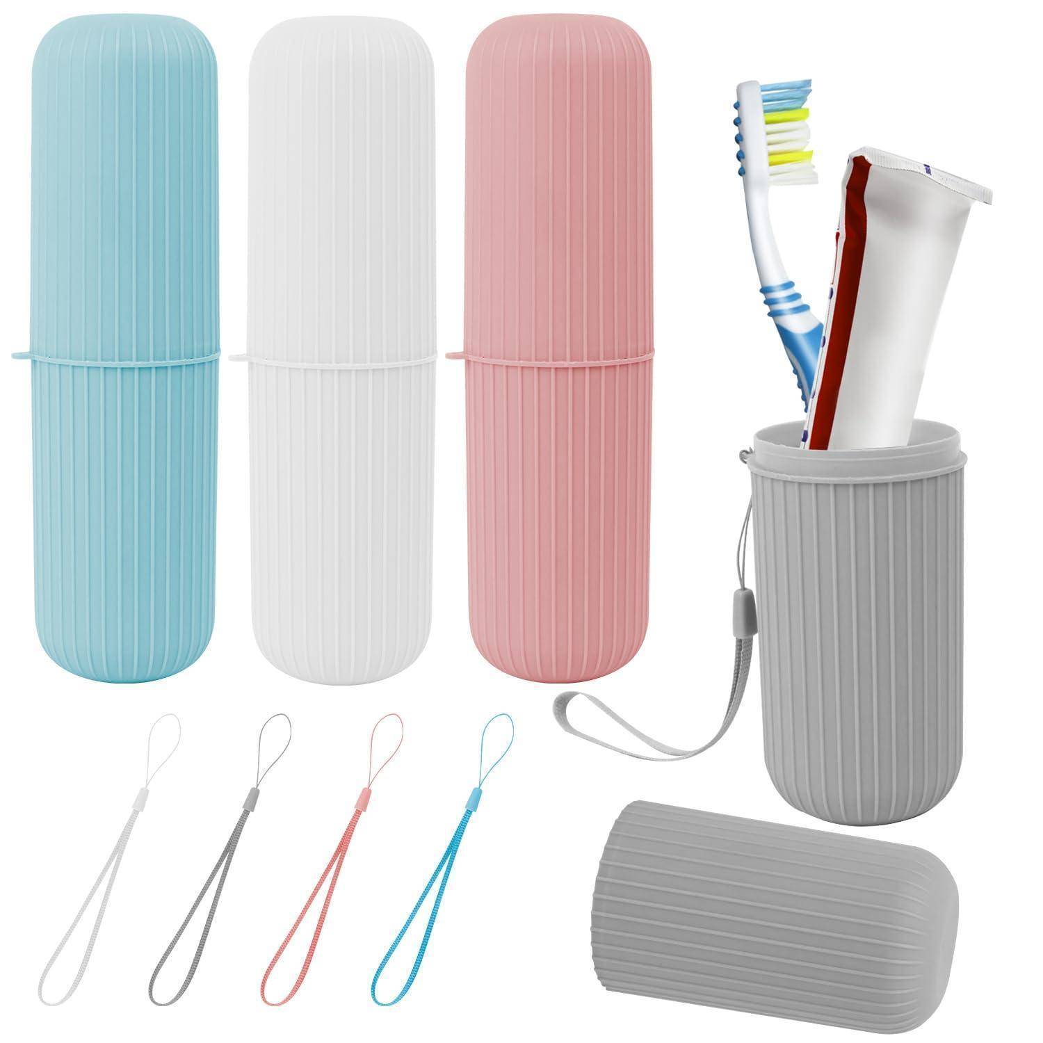 Satz aus gerippten Silikon-Reise-Zahnbürsten-Etuis in Blau, Weiß, Rosa und Grau mit Riemen; ein Etui ist offen abgebildet und enthält eine Zahnbürste und Zahnpasta.