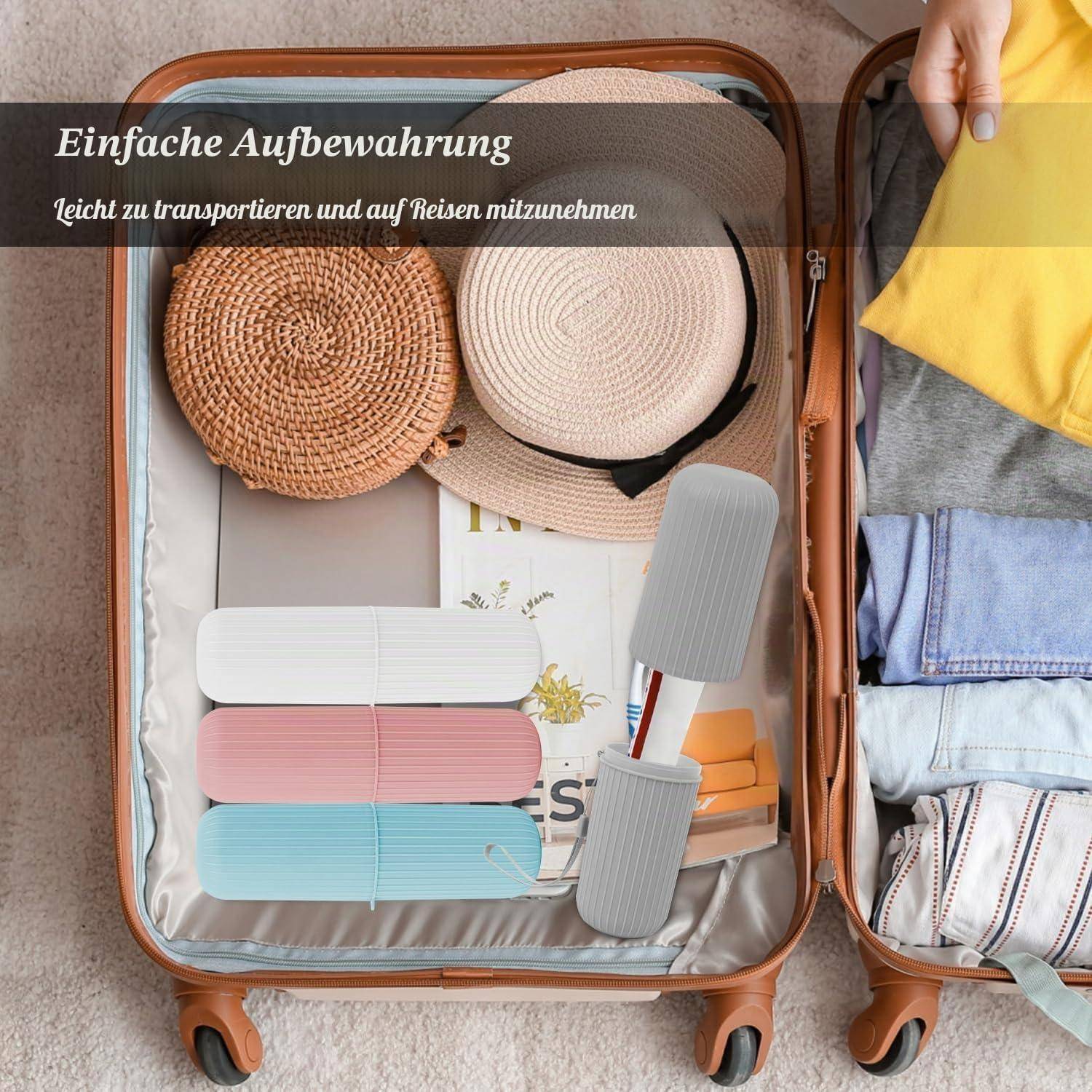 Offener Koffer ordentlich gepackt mit gefalteter Kleidung, Hüten und Reisezubehör; deutscher Text liest sich „Einfache Aufbewahrung