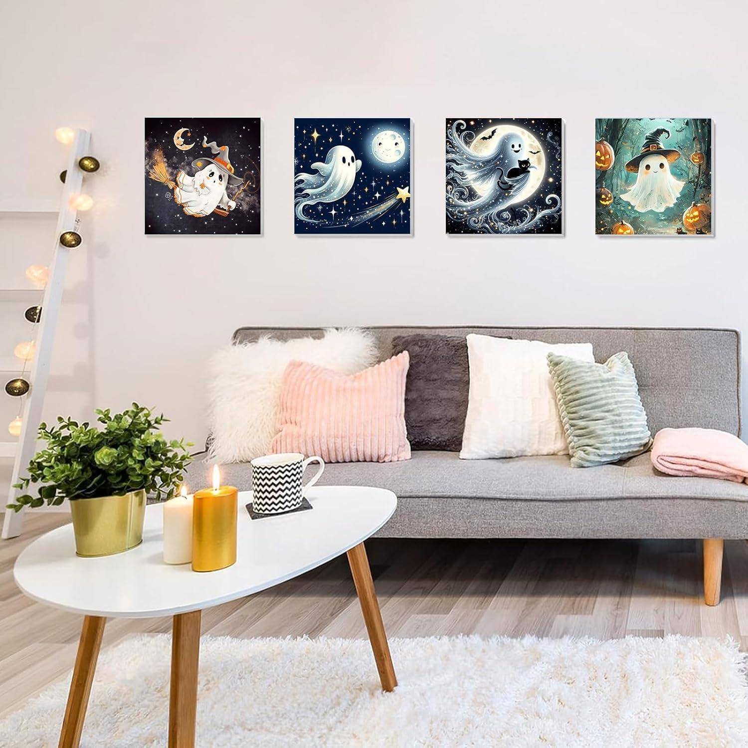 Gemütliches Wohnzimmer mit grauem Sofa, weißem Couchtisch, Pflanze und Kerze, dekoriert mit vier gespensterthematischen Wanddrucken.