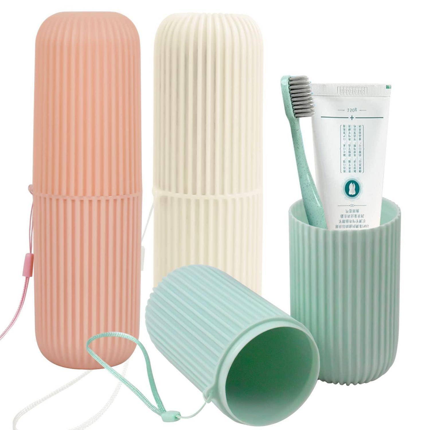 Vier gerippte Pastel-Reisekofferfälle in Rosa, Creme und Minz, einer offen und mit einer Zahnbürste und Zahnpasta gefüllt, vor weißem Hintergrund gezeigt.