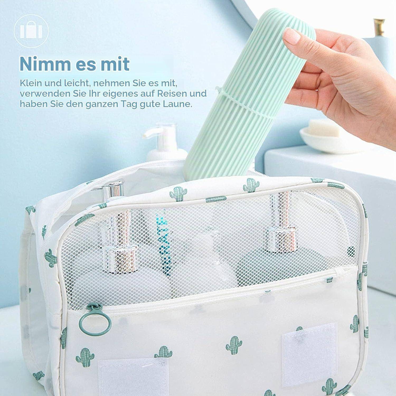 Hand legt eine mintgrüne gestreifte Kosmetikflasche in eine weiße Reisetasche mit Kaktusmuster; deutscher Text sagt „Nimm es mit