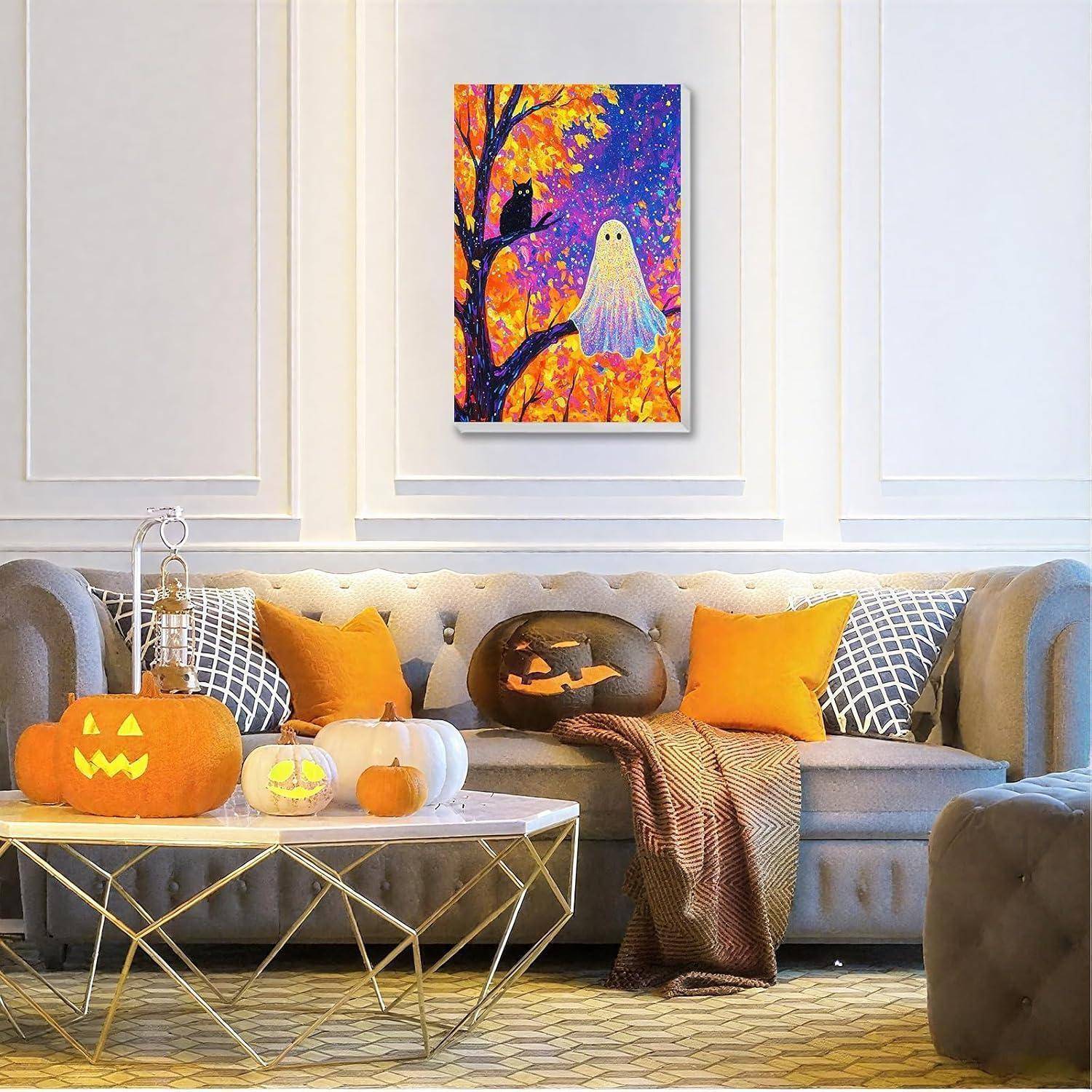 Gemütliches Wohnzimmer, das für Halloween dekoriert ist, mit Kürbissen, orangefarbenen Kissen, einem Geisterkissen und einem farbenfrohen Gemälde mit Geistern und Fledermäusen über dem Sofa.