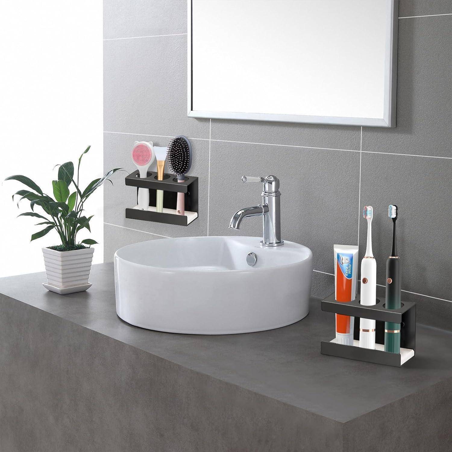 Modernes Badezimmerwaschtisch mit rundem weißem Waschbecken, Chromarmatur, Spiegel, Topfpflanze und Wandregalen mit Zahnbürsten und Toilettenartikeln.