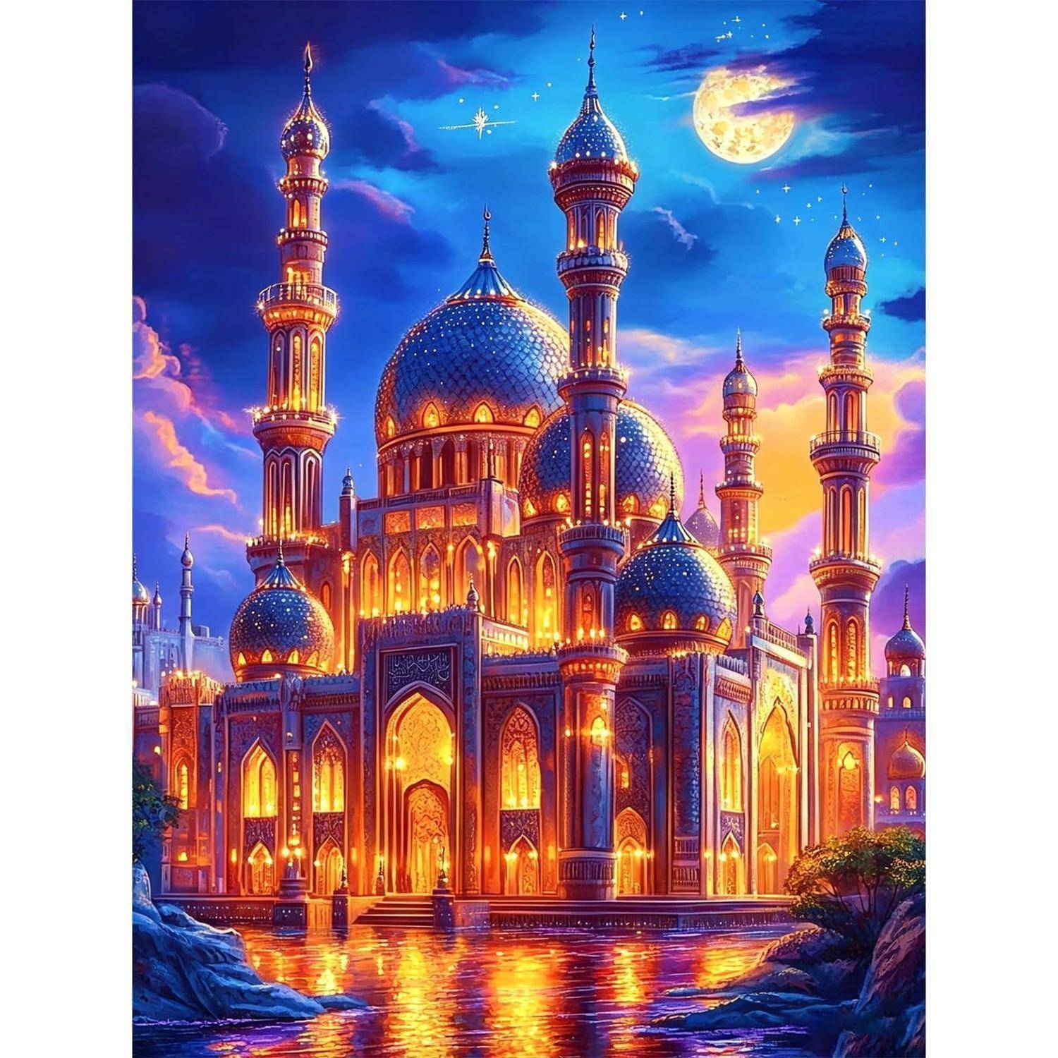 Eine leuchtende Moschee mit Kuppeln und hohen Minaretten, die sich im Wasser unter einem mondbeglanzten Nachthimmel spiegelt.