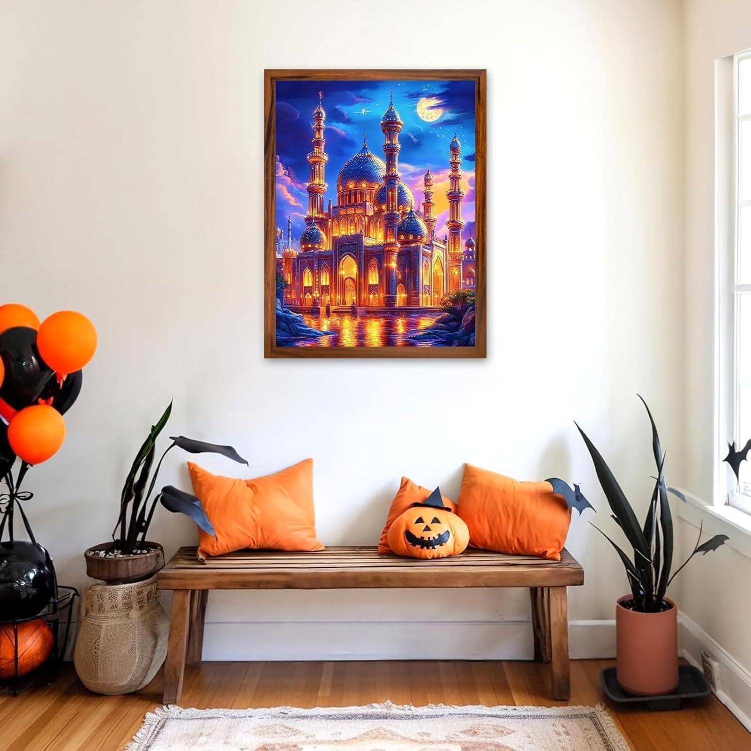 Ein Halloween-themed Eingangsbereich mit einer Holzbank, orangefarbenen Kissen und Kürbisdekoration unter einem gerahmten leuchtenden Moschee-Gemälde.