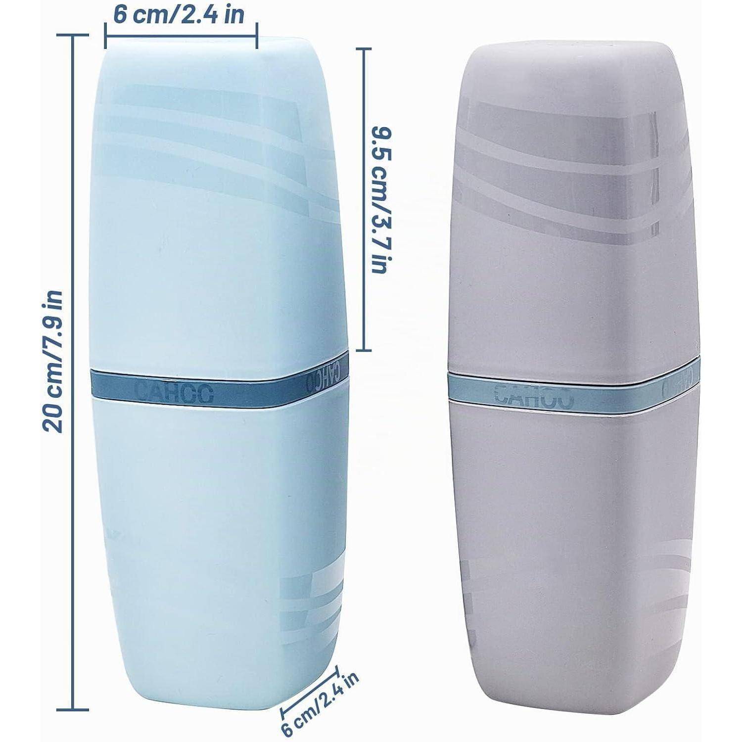 Zwei nebeneinander angeordnete Reisebecher, einer hellblau und einer grau, mit Größenangaben von 20 cm Höhe und 6 cm Breite.