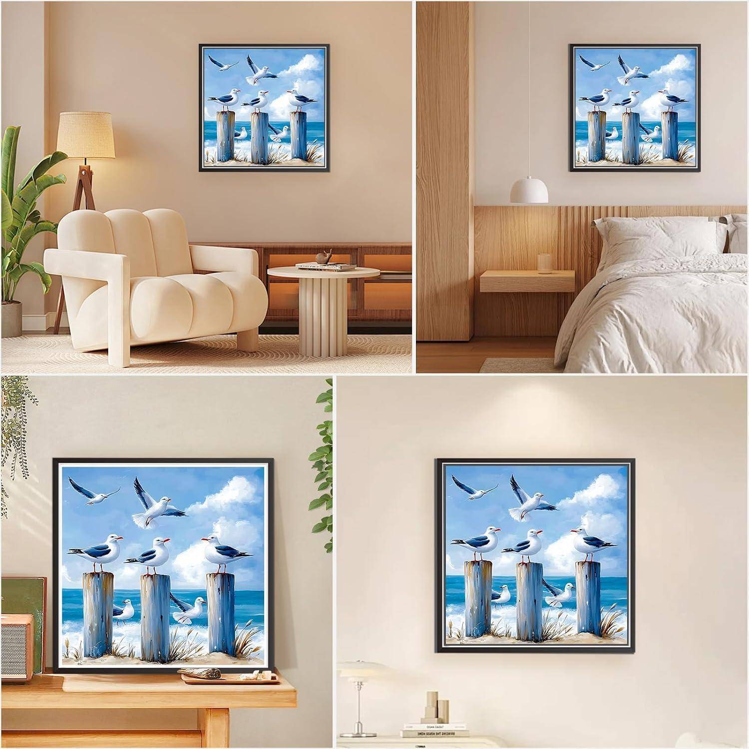 Vier Innenraumdarstellungen zeigen dasselbe gerahmte Küstenvogelbild, das über einem Sofa, Bett, Schreibtisch und an einer leeren Wand präsentiert wird.