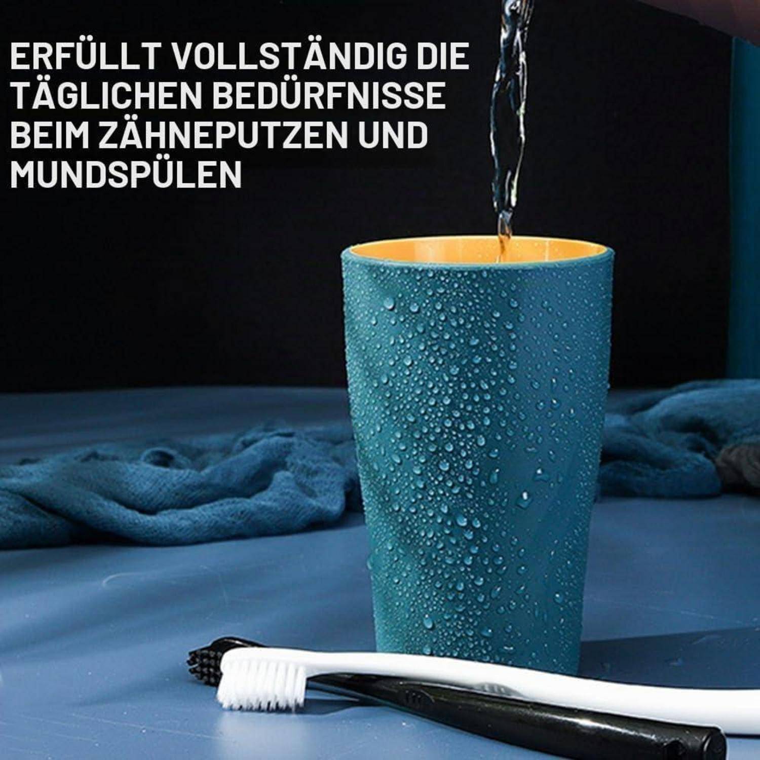 Blauer Becher wird mit Wasser gefüllt neben einer Zahnbürste; deutscher Text sagt, dass er vollständig den täglichen Bedarf zum Zähneputzen und Spülen erfüllt.
