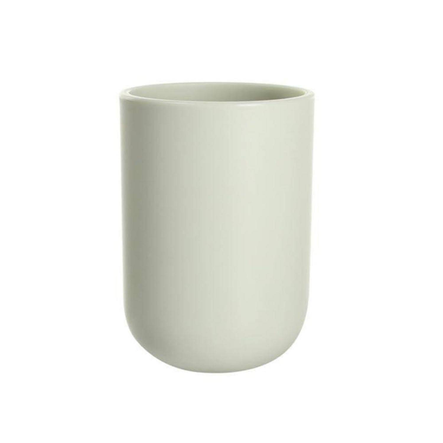 Minimalistische hellgrüne Keramiktasse mit glatter, matter Oberfläche auf weißem Hintergrund.