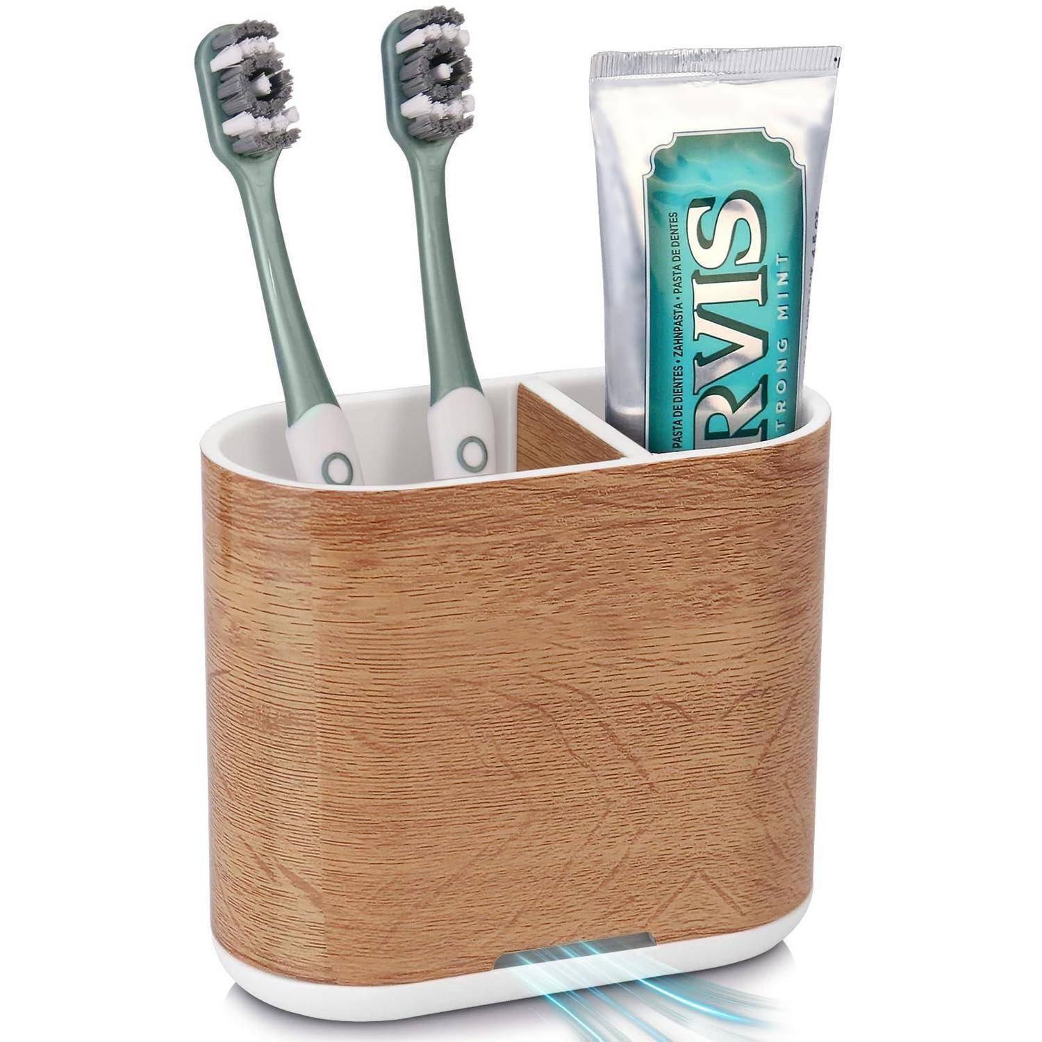 Holzorganizer für das Badezimmer, der zwei Zahnbürsten und eine Zahnpastatube hält.