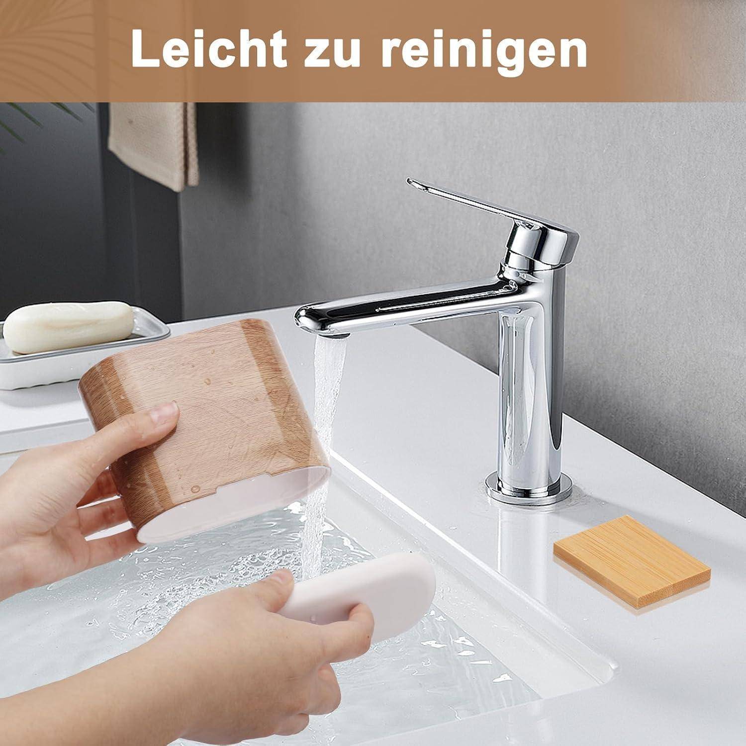 Hände waschen ein Holzschneidebrett und Seife unter einem verchromten Wasserhahn in einem weißen Spülbecken; der Text sagt „Leicht zu reinigen