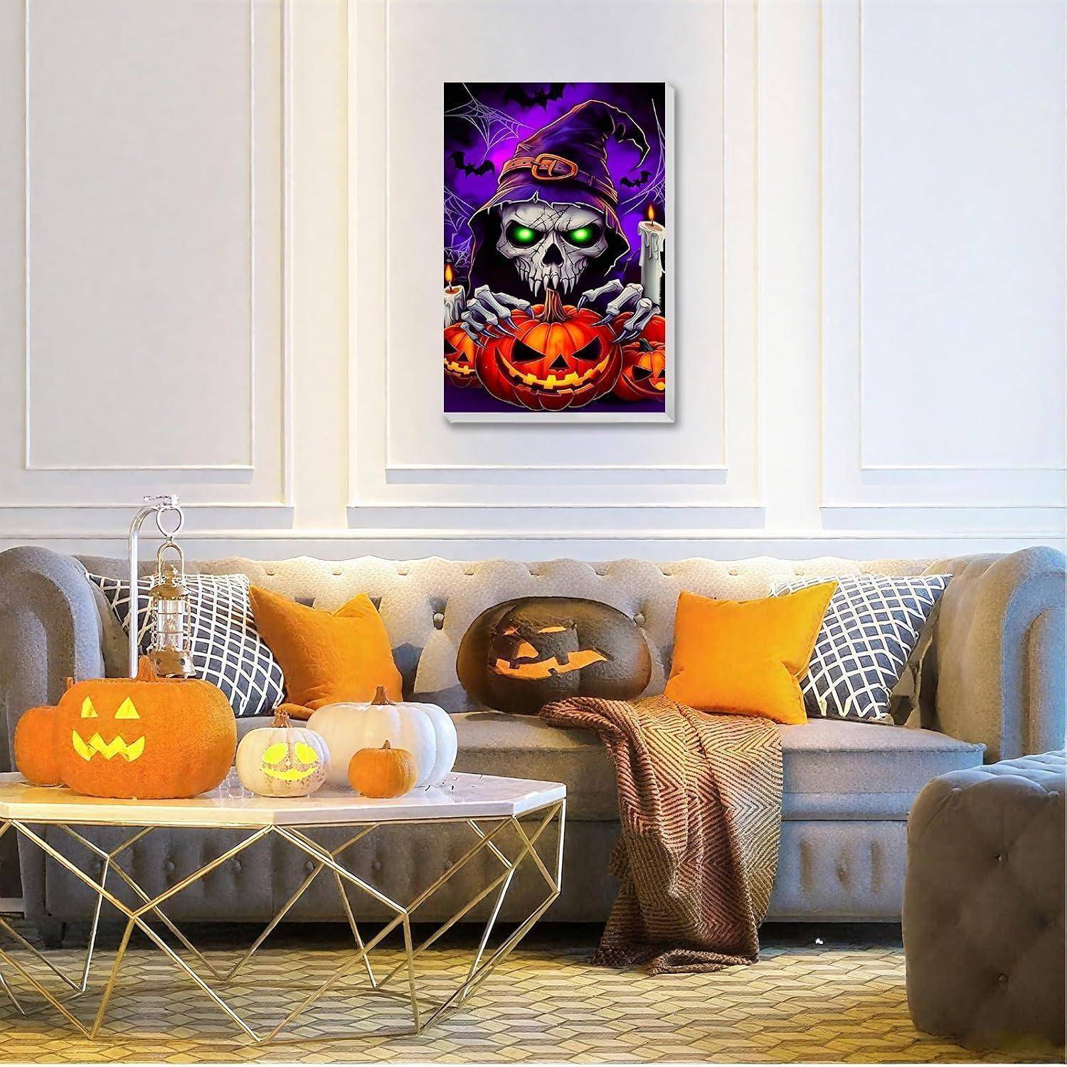 Ein Halloween-Wohnzimmer mit einem Sofa, das mit Kürbiskissen, Kürbisköpfen und einem gruseligen Schädel-Hexen-Kürbis-Wandkunstdruck dekoriert ist.