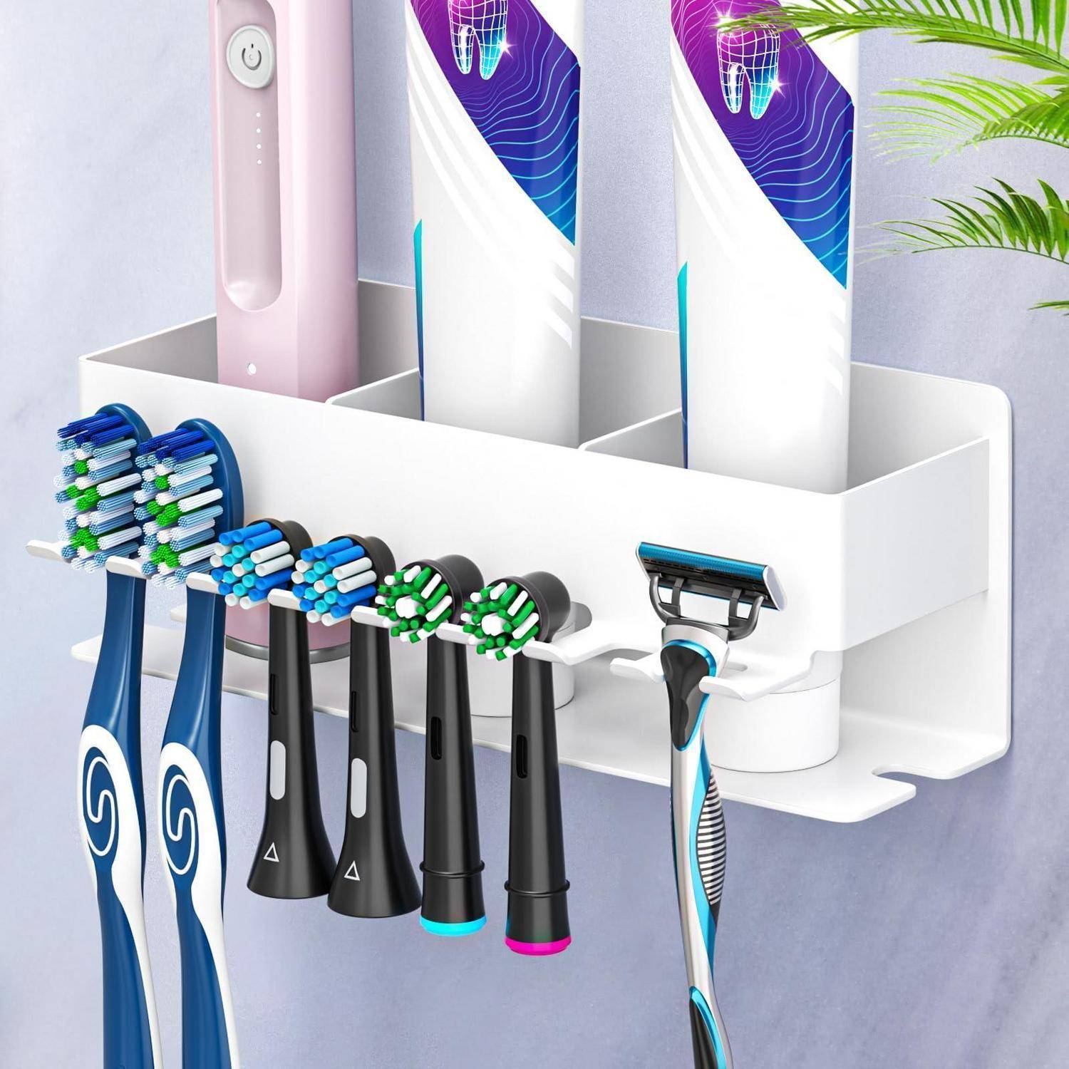 An der Wand montierter Organizer, in dem elektrische Zahnbürsten, manuelle Zahnbürsten und ein Rasierer in separaten Fächern untergebracht sind, mit Zahnpastatuben, die oben gelagert werden.