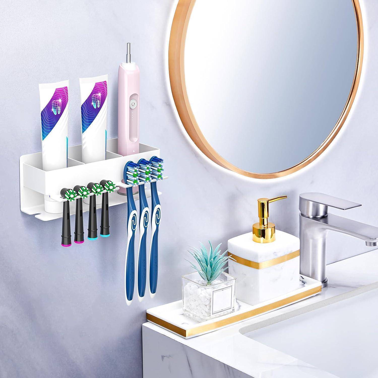 Badezimmer-Wandorganizer mit Zahnbürsten, Zahnpasta und elektrischer Zahnbürste; neben dem Waschbecken befinden sich ein Seifenspender, eine Pflanze und ein Spiegel.