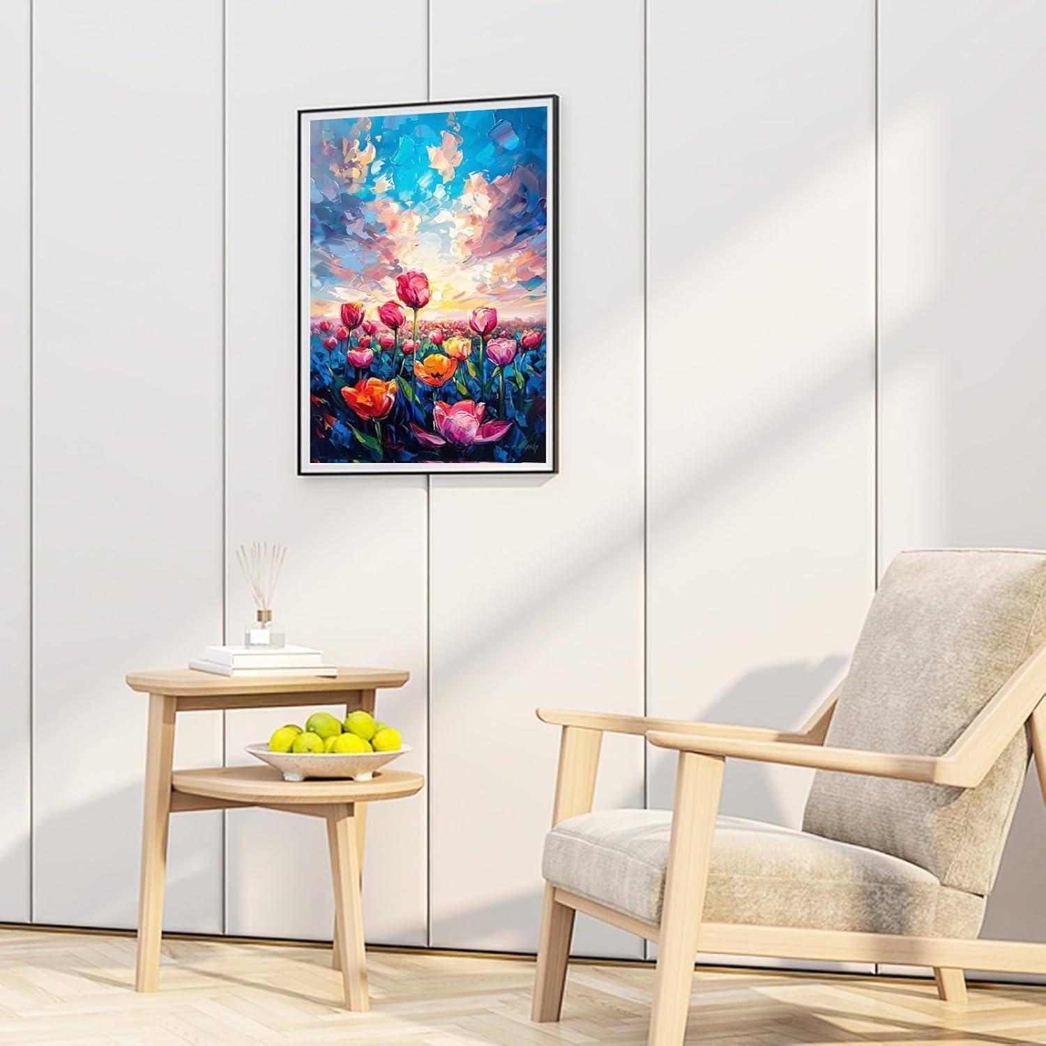 Modernes Wohnzimmer mit einem beigen Sessel und kleinem Beistelltisch unter einem farbenfrohen Blumengemälde an einer weiß getäfelten Wand.