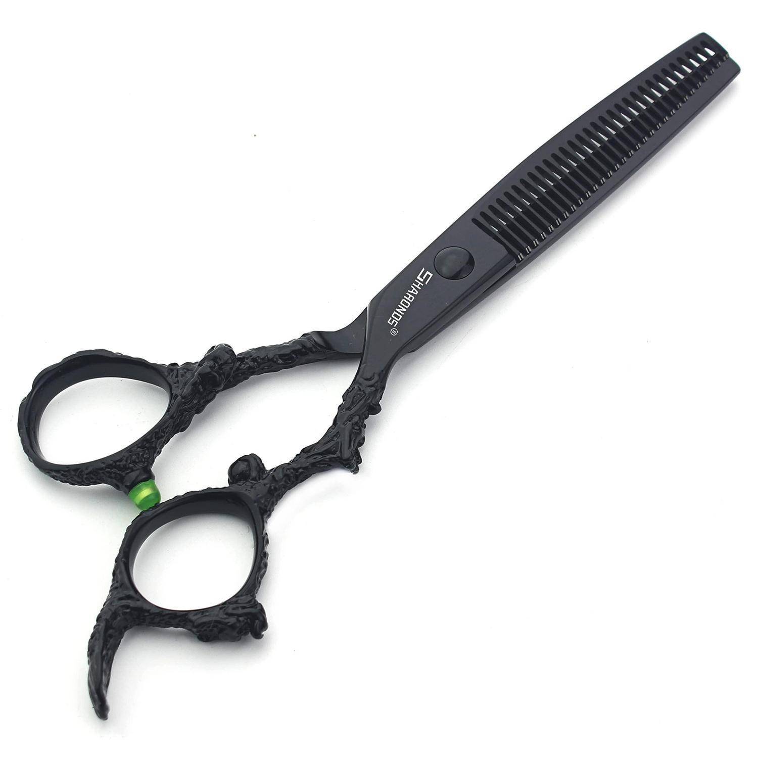 Schwarze Texturierungsschere für Haare mit kammartigem Blatt und verziertem Fingerschlaufen auf weißem Hintergrund.