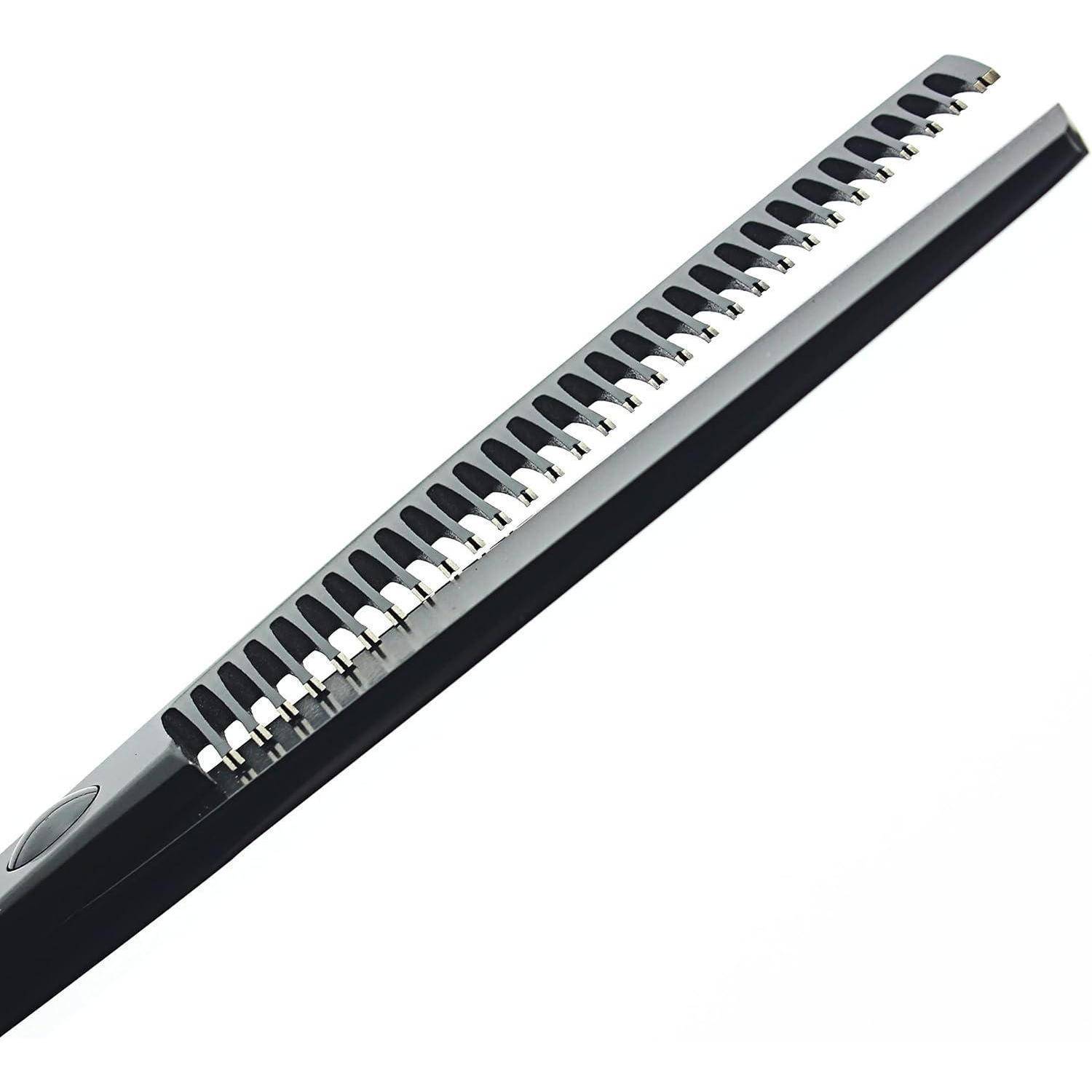 Ein schwarzes Haarglättungseisen mit breiten Heizplatten, diagonal auf weißem Hintergrund gezeigt.