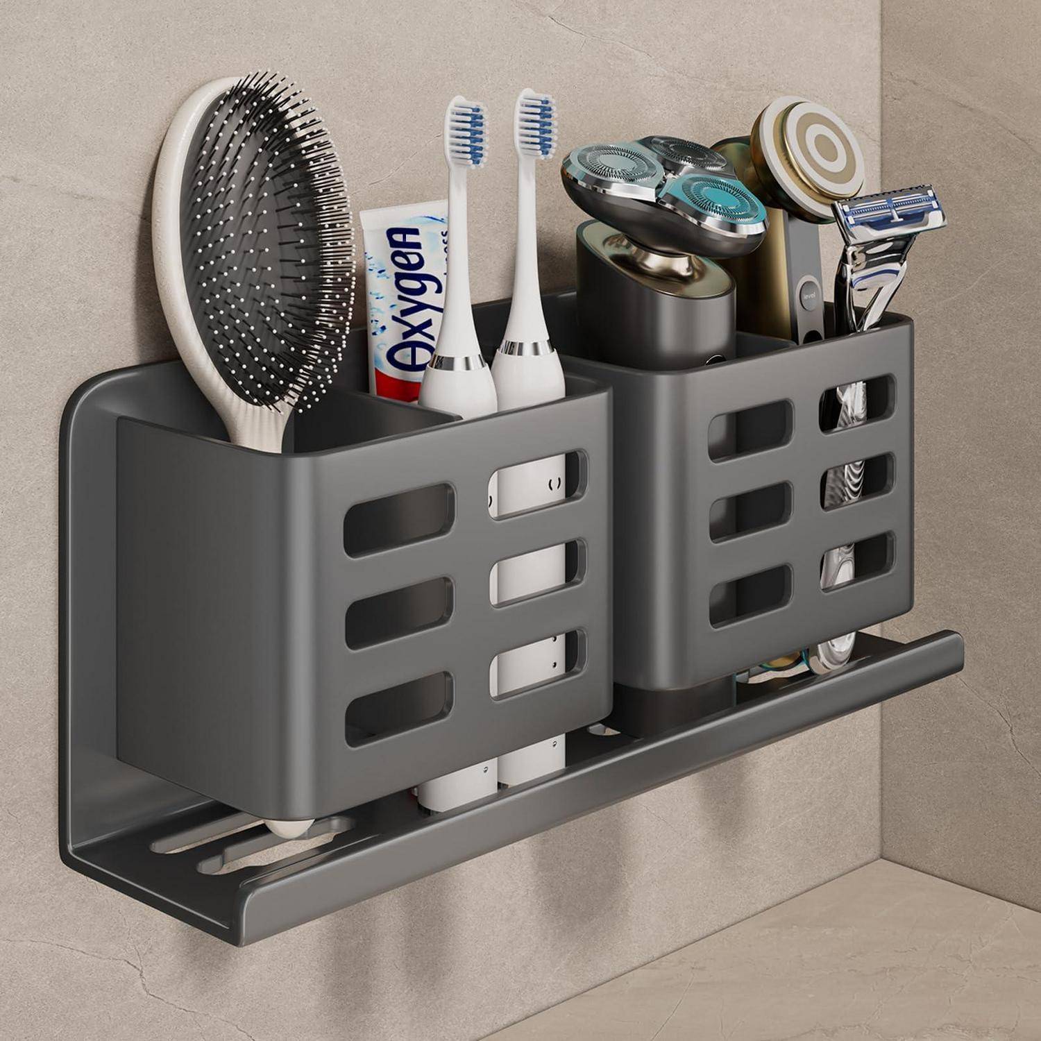 An der Wand montierter Badezimmerorganizer, der Zahnbürsten, Zahnpasta, Haarbürste, elektrische Rasierer und Rasiermesser auf einem Regal hält.