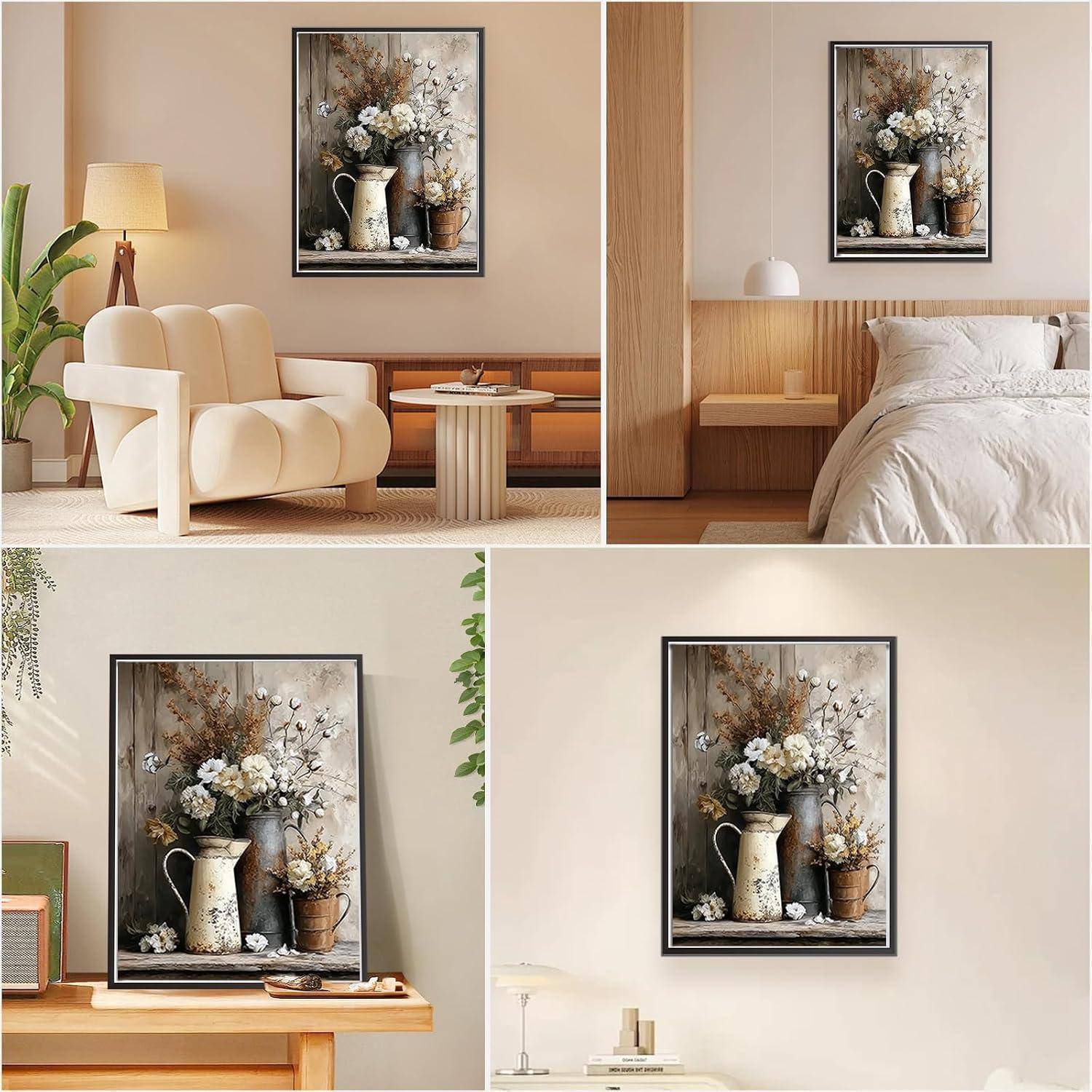 Collage eines gerahmten Stilllife-Blumengemäldes, das in zwei Innenräumen stilisiert ist: ein beiges Wohnzimmer mit Stuhl und Lampe sowie ein warmes Schlafzimmer über einem Bett.
