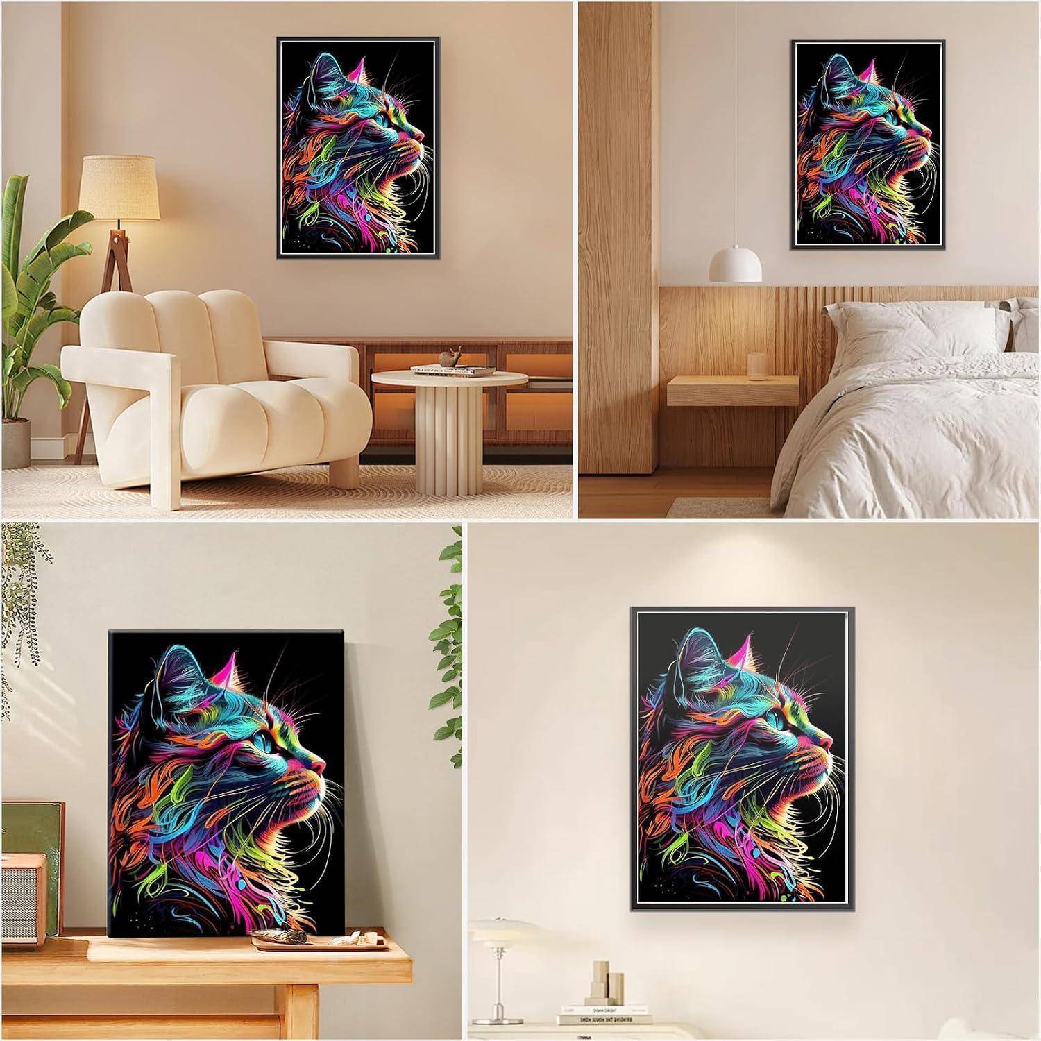 Collage eines Neon-, mehrfarbigen Katzenporträt-Drucks, der in modernen Innenräumen präsentiert wird, einschließlich Wohnzimmer, Schlafzimmer und Tischplatzbereichen.