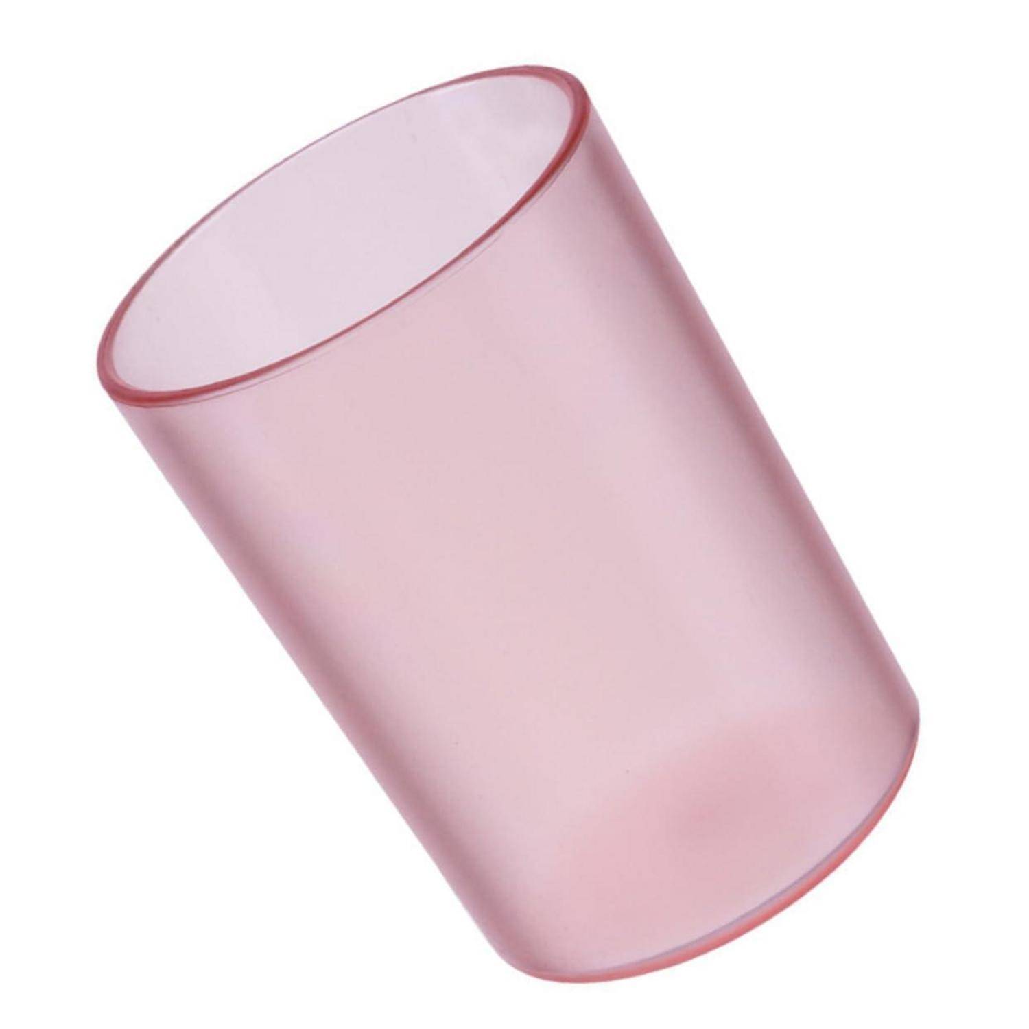 Ein geneigter durchscheinender rosa Kunststoffbecher oder Trinkbecher auf einfachem weißen Hintergrund.