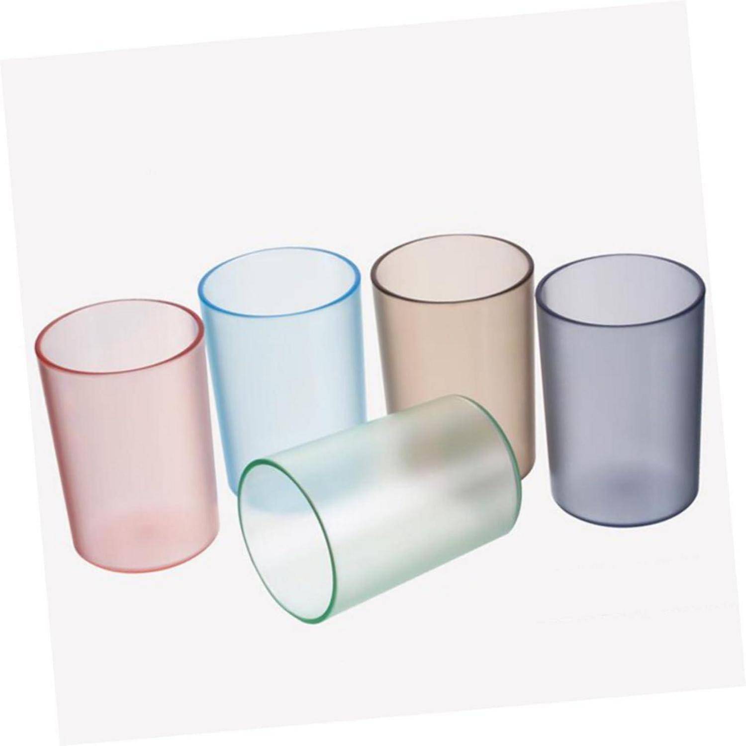 Fünf durchscheinende Gläser mit Mattglasfinish in Rosa, Blau, Beige und Grau, wobei ein Glas auf der Seite liegt.