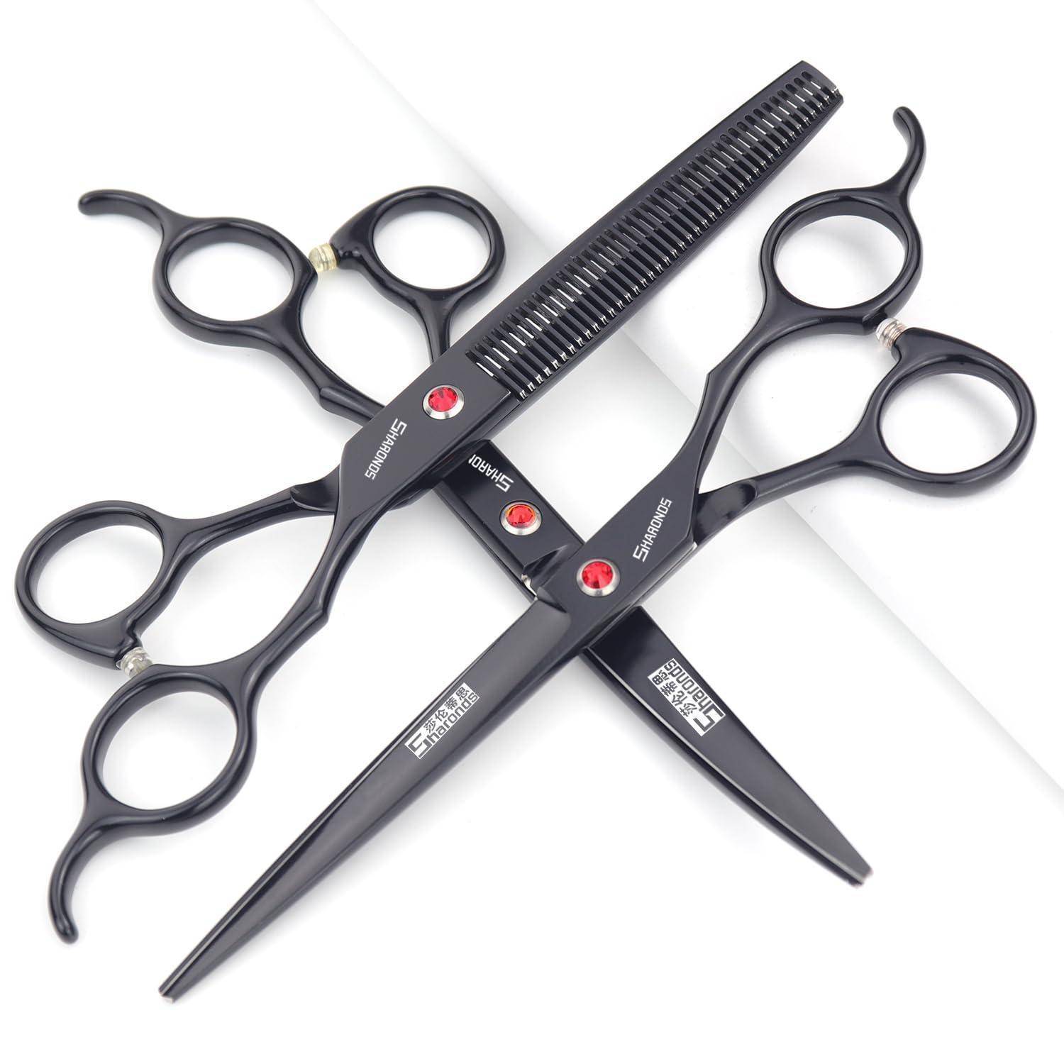 Zwei schwarze Friseurscheren, die gekreuzt sind, mit einem Kamm, auf weißem Hintergrund dargestellt.