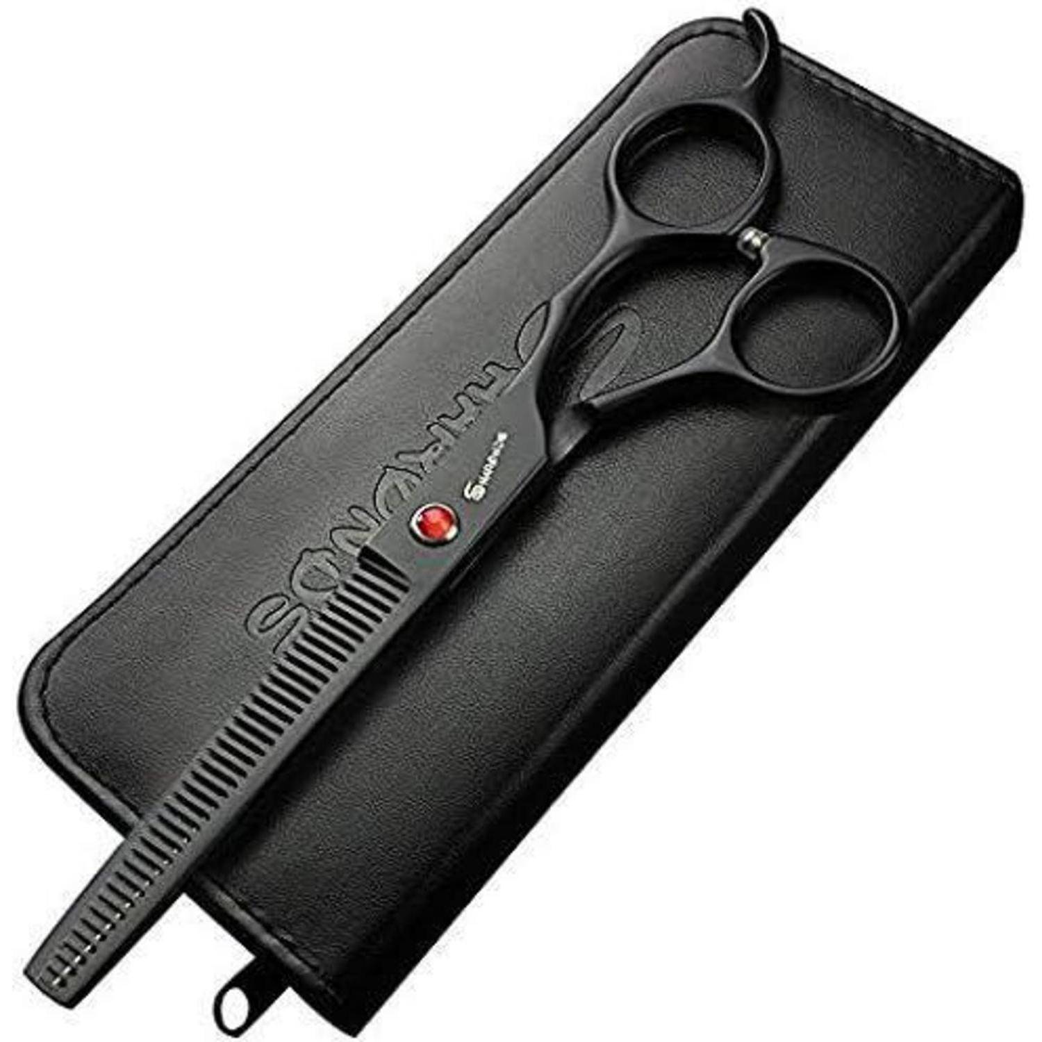 Schwarze Haarschneideschere zum Ausdünnen mit kammartiger Klinge, gezeigt auf einem schwarzen Etui mit Reißverschluss.