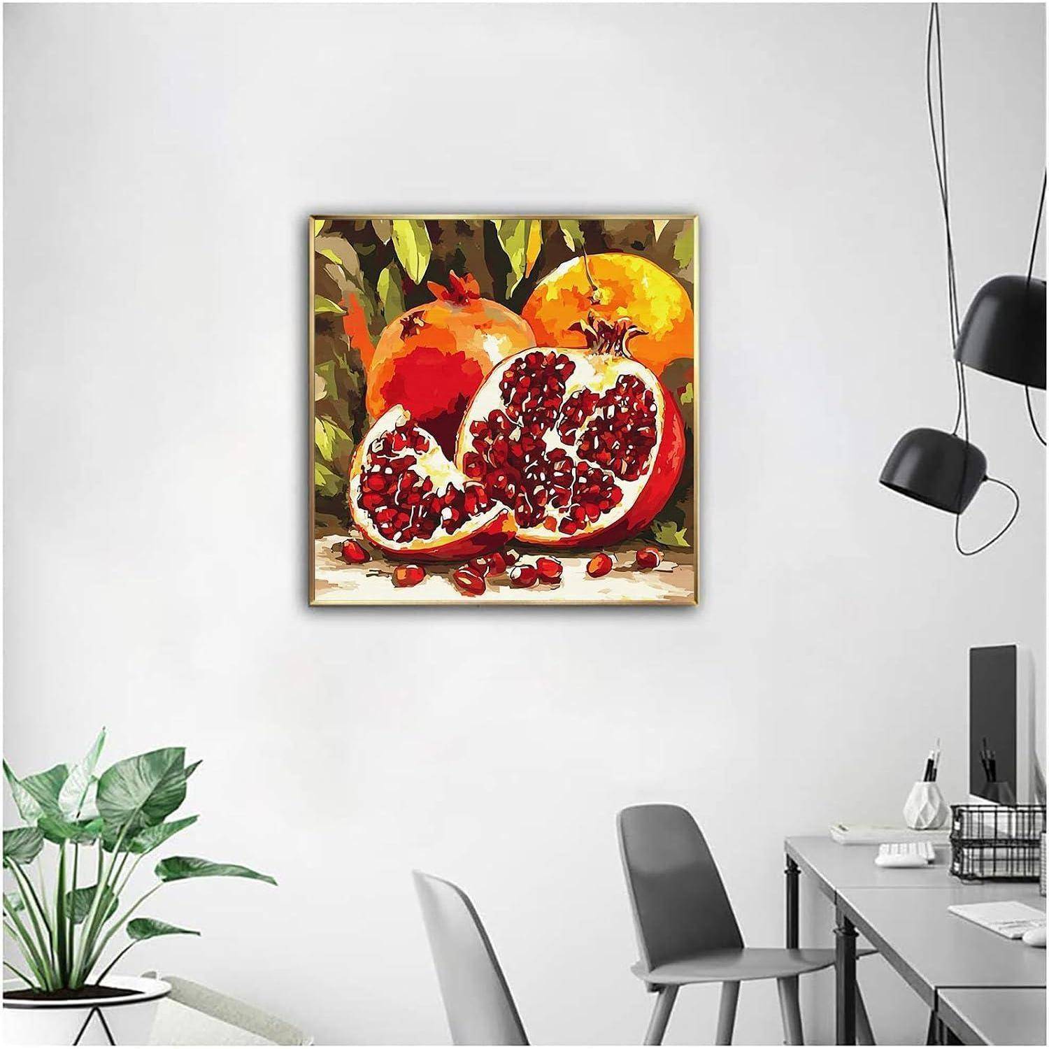 Buntes Stilllebenbild mit Granatapfel, das an einer weißen Bürowand über einem Schreibtisch und Stühlen hängt.