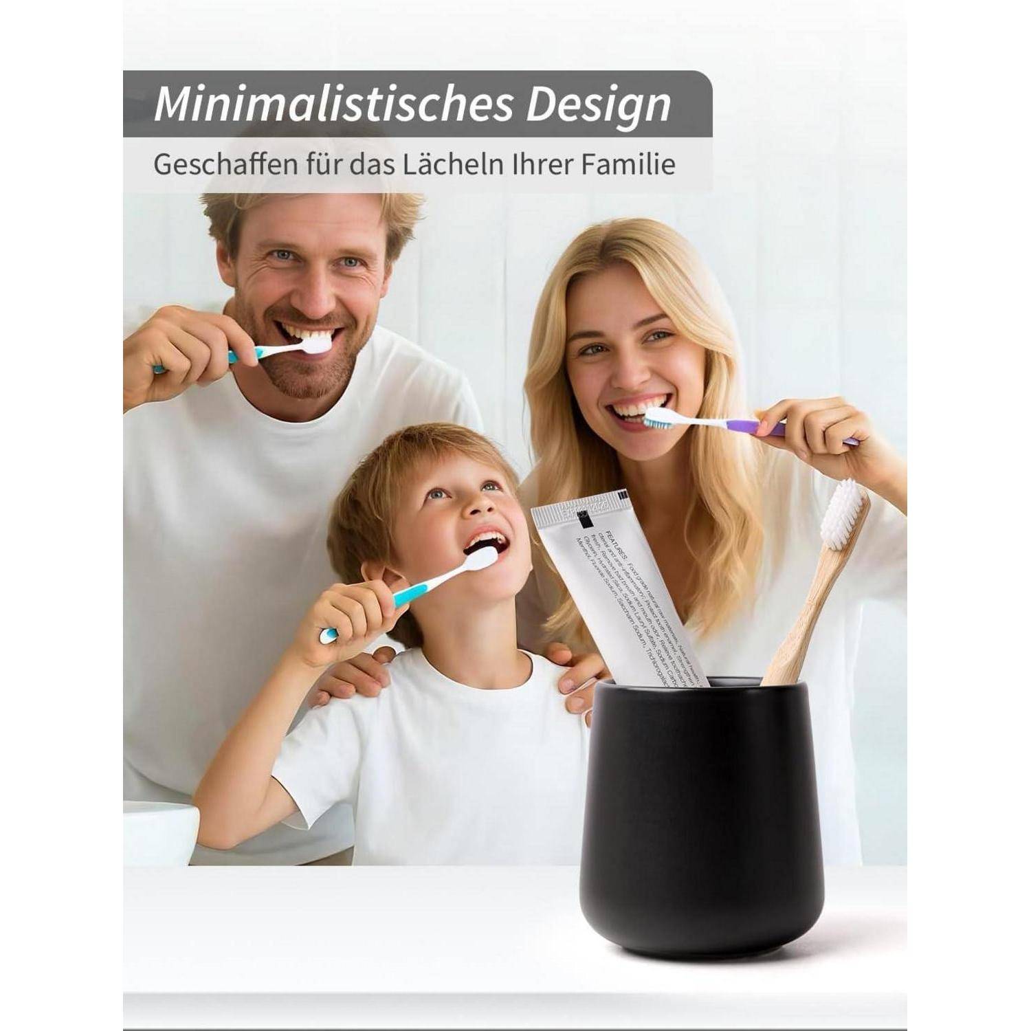 Anzeige zeigt eine lächelnde Familie, die mit Zahnbürsten neben einer schwarzen Tasse und Zahnpasta putzt, mit deutschem Text „Minimalistisches Design