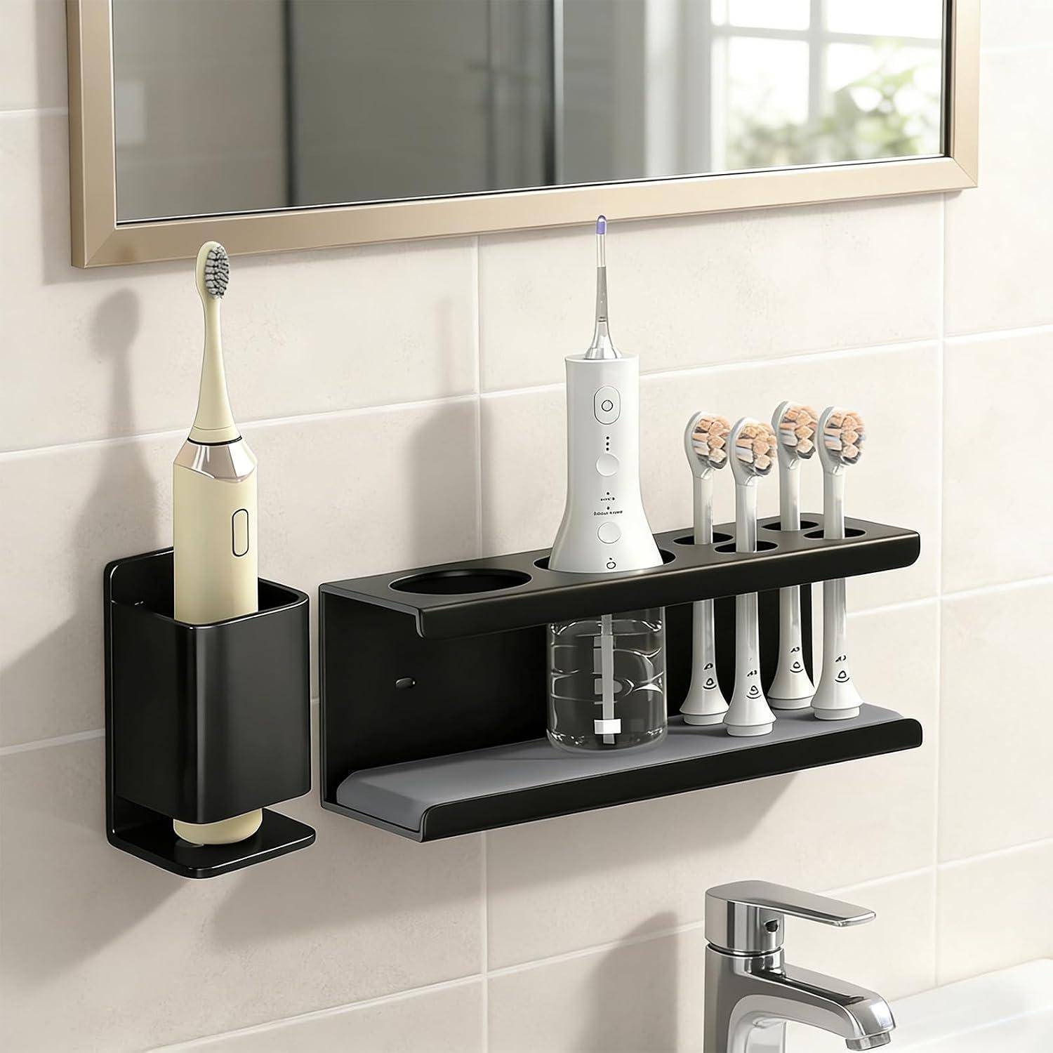 Badezimmer-Wandorganizer, der zwei elektrische Zahnbürsten, vier Bürstenköpfe und eine Tasse neben einem Waschbecken und Spiegel hält.