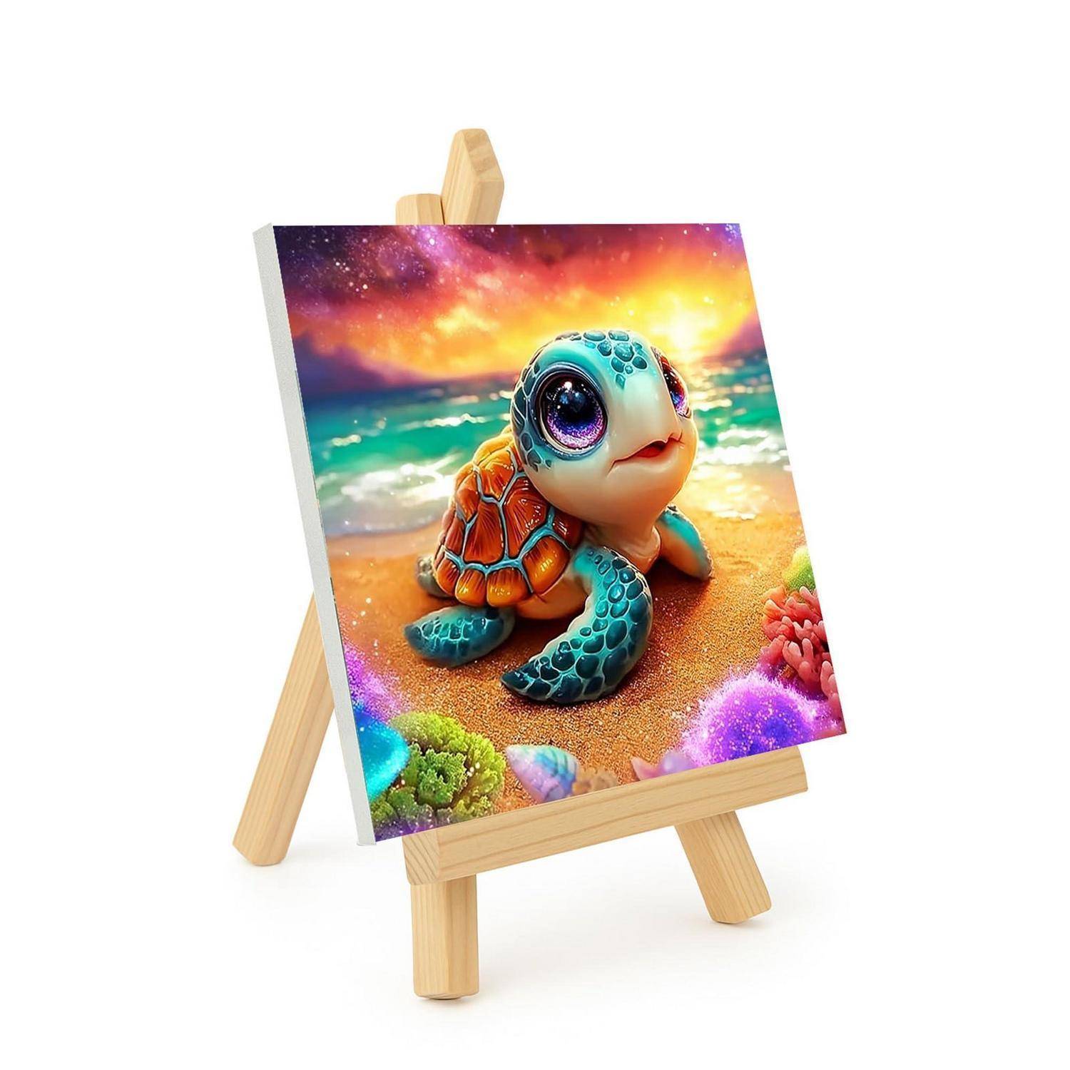 Bunte Illustration einer Baby-Meeresschildkröte an einem Strand bei Sonnenuntergang, ausgestellt auf einer kleinen Holzstaffelei.