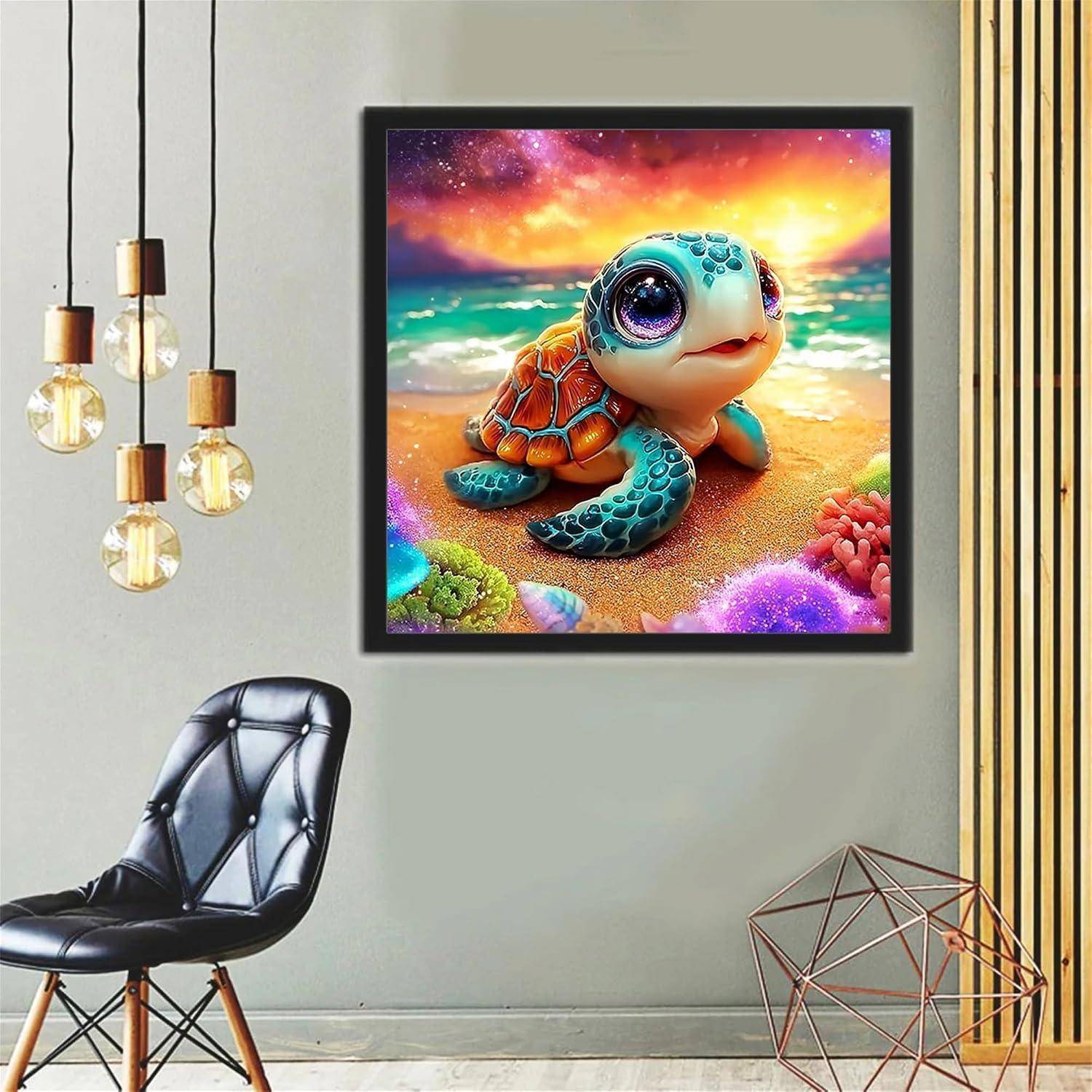 Gerahmtes farbenfroohes Kunstwerk einer niedlichen Cartoon-Meeresschildkröte am Strand, an der Wand über einem schwarzen Stuhl in einem modernen Zimmer ausgestellt.