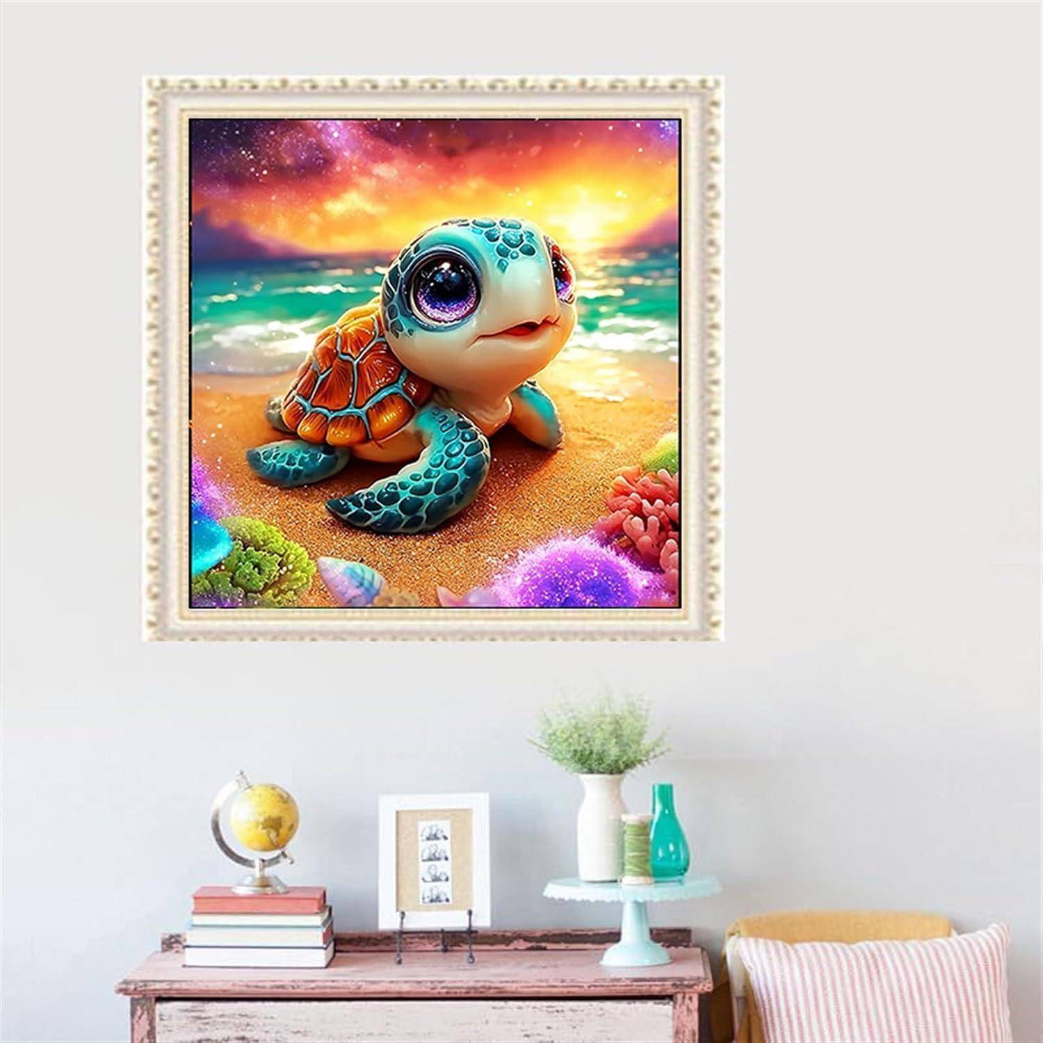 Gerahmtes, buntes Schildkröten-Kunstwerk über einem kleinen Konsolentisch mit Büchern, Globus und Vasen in einem hellen Raum.