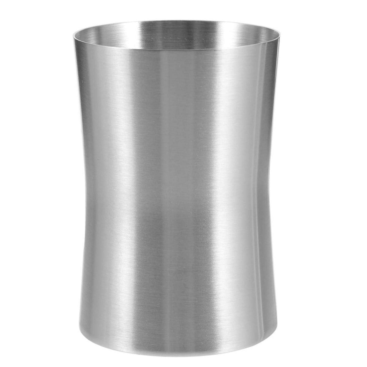 Ein einfacher Edelstahl-Becher mit gebürsteter Metalloberfläche, shown gegen einen weißen Hintergrund.