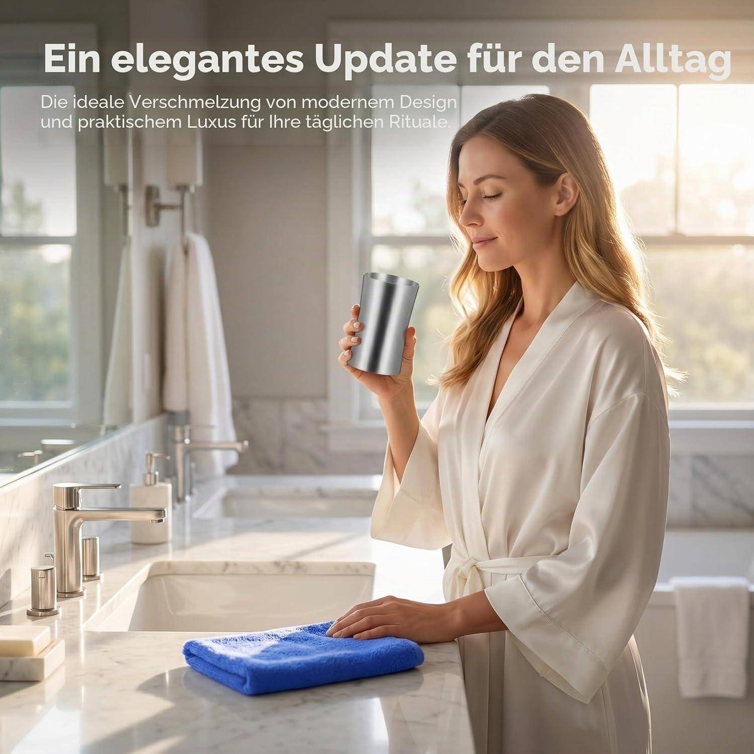Frau in einem weißen Bademantel hält einen Metalltumbler in einem hellen Badezimmer; deutscher Text bewirbt ein elegantes Upgrade für alltäglichen Luxus.