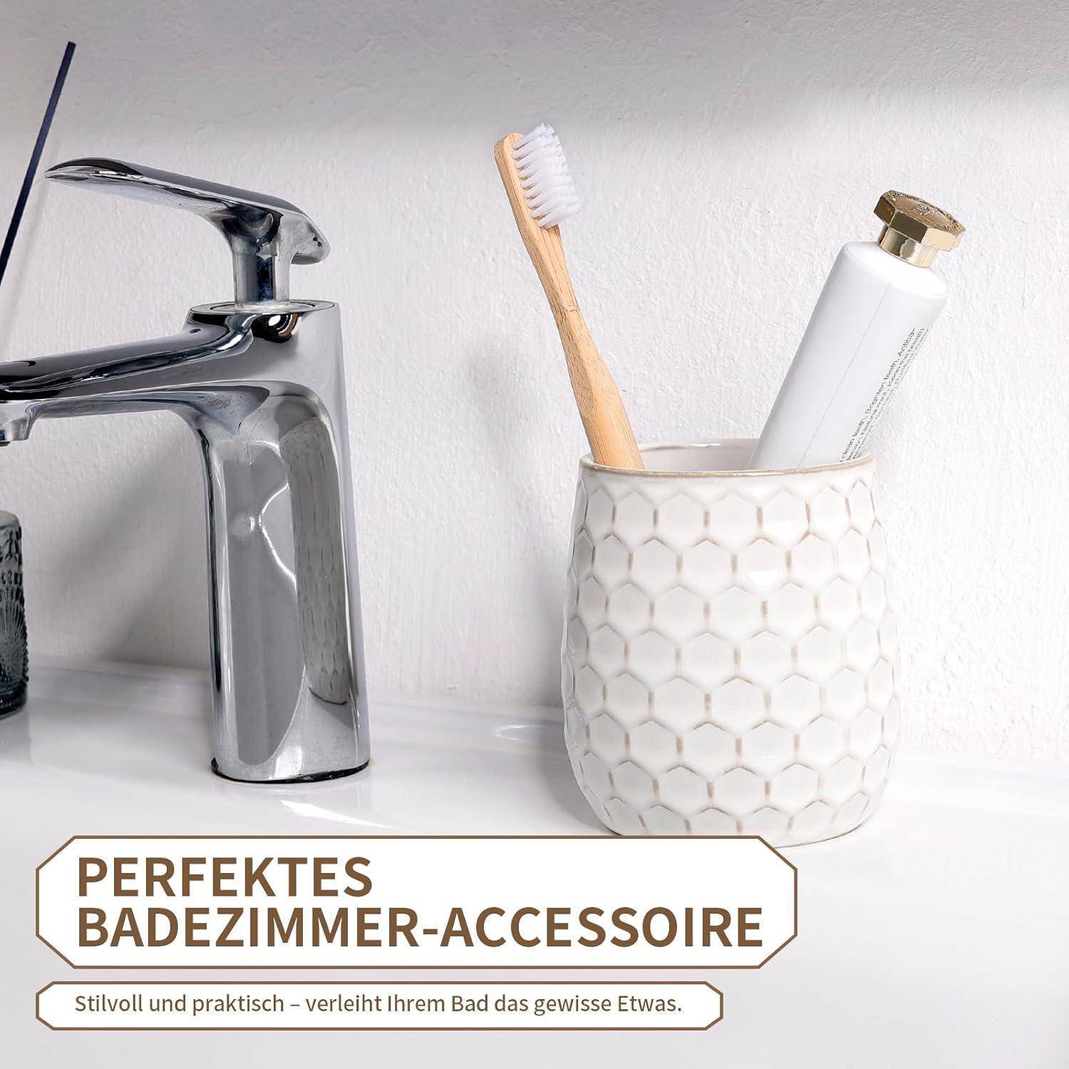 Badezimmerspüle mit Chromarmatur, Zahnbürste in einem gemusterten Halter und eine Flasche; der deutsche Werbetext sagt „PERFEKTES BADEZIMMER-ACCESSOIRE