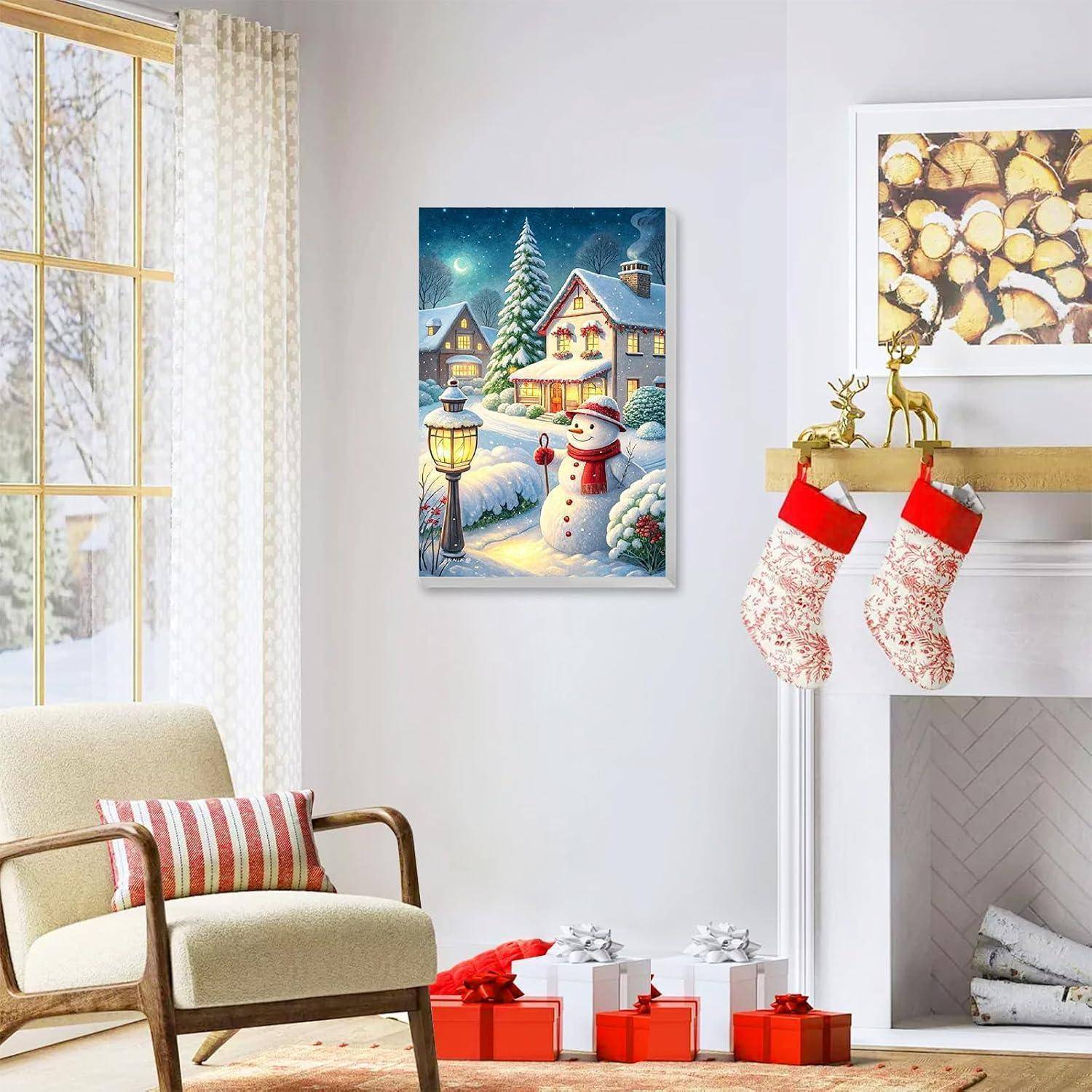 Gemütliches Wohnzimmer mit einem Winterdorf-Gemälde, Kaminstrümpfen und eingepackten Geschenken, das eine Weihnachtsfeiertagsszene schafft.