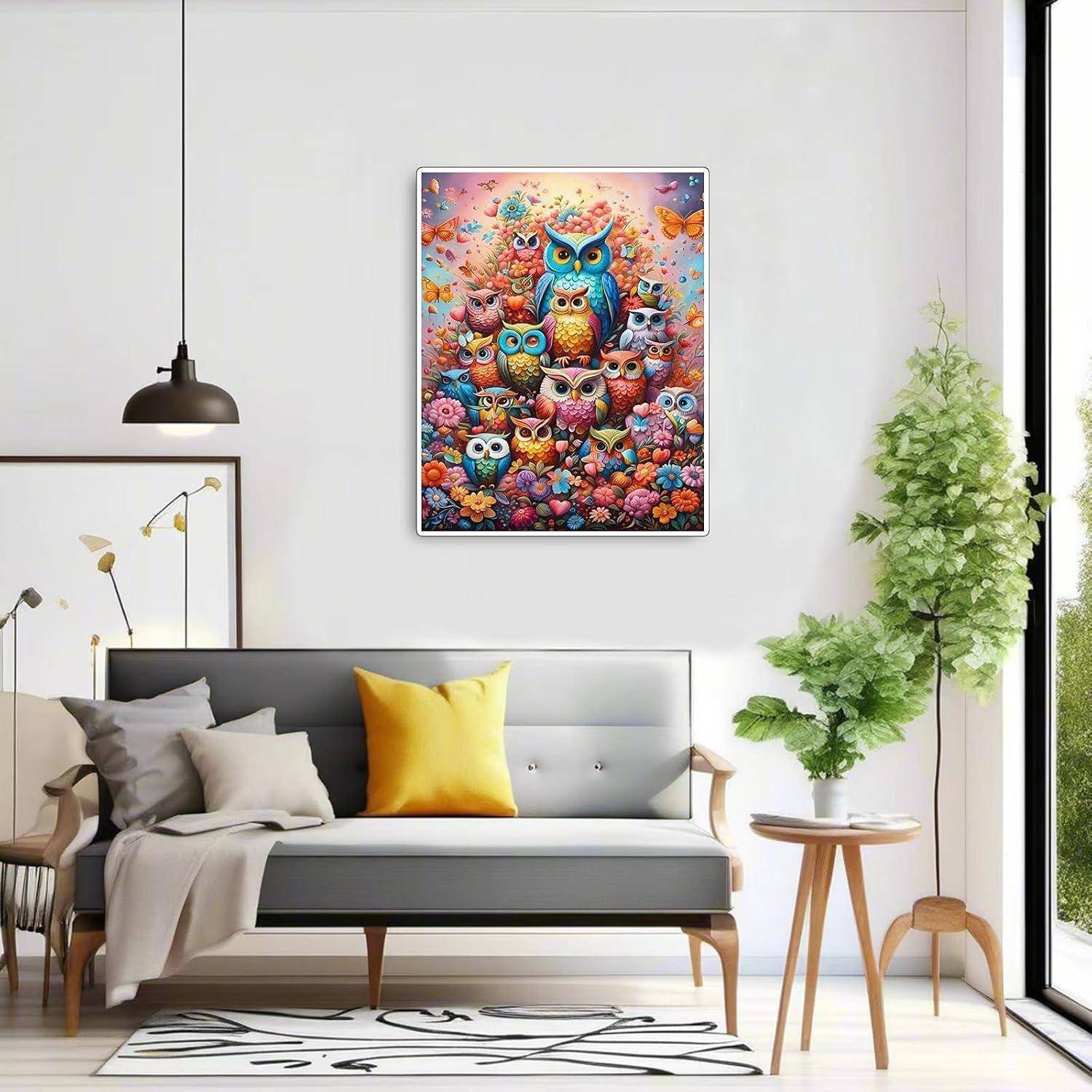 Modernes Wohnzimmer mit einem Sofa, einer Pflanze und einer Pendelleuchte, mit einer farbenfrohen Eulenkunstwerk in der Mitte an der Wand angebracht.