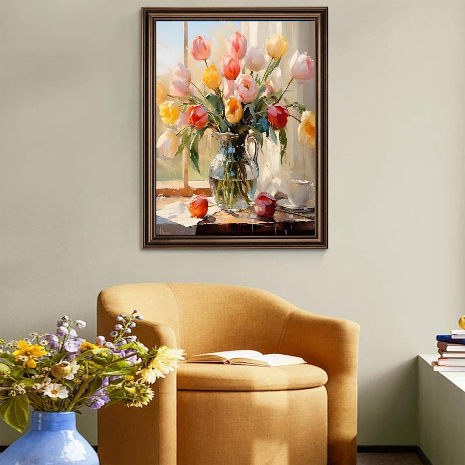Wohnzimmer mit einem gerahmten Gemälde von Tulpen über einem senfgelben Stuhl, mit Blumen im Vordergrund und Büchern auf einem Beistelltisch.