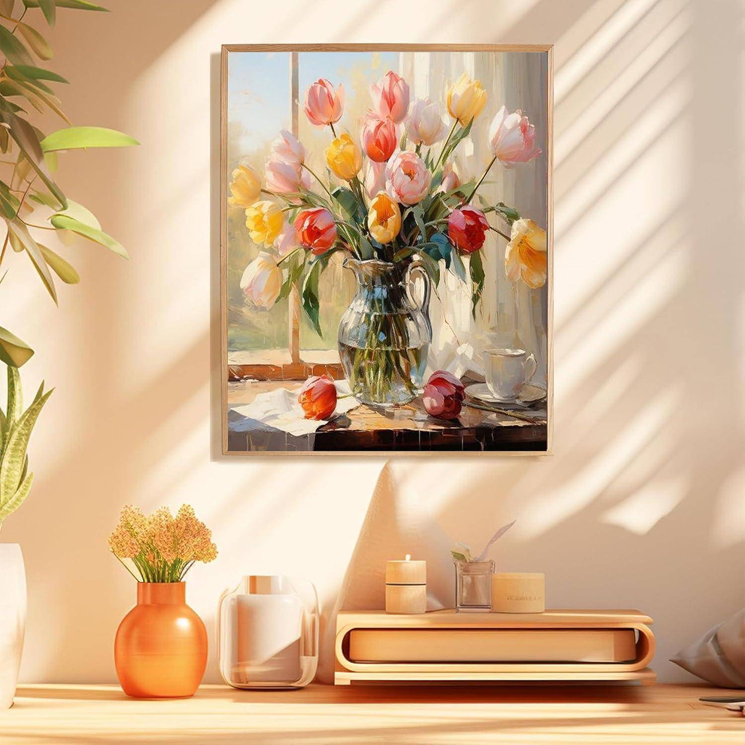 Gerahmtes Gemälde von farbenfrohen Tulpen in einer Glasvase auf einem sonnigen Regal, mit dekorativen Vasen und Büchern darunter.