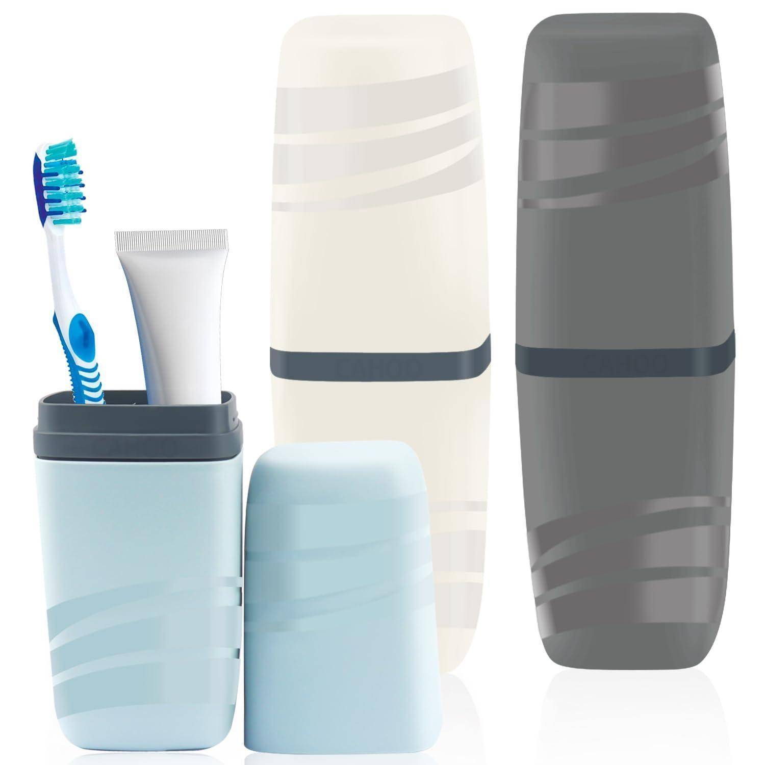 Zwei Reise-Toilettenartikel-Sets mit durchsichtigen Behältern und Flaschen, eines offen mit einer Zahnbürste und Zahnpasta, eines geschlossen in Creme, Blau und Grau.