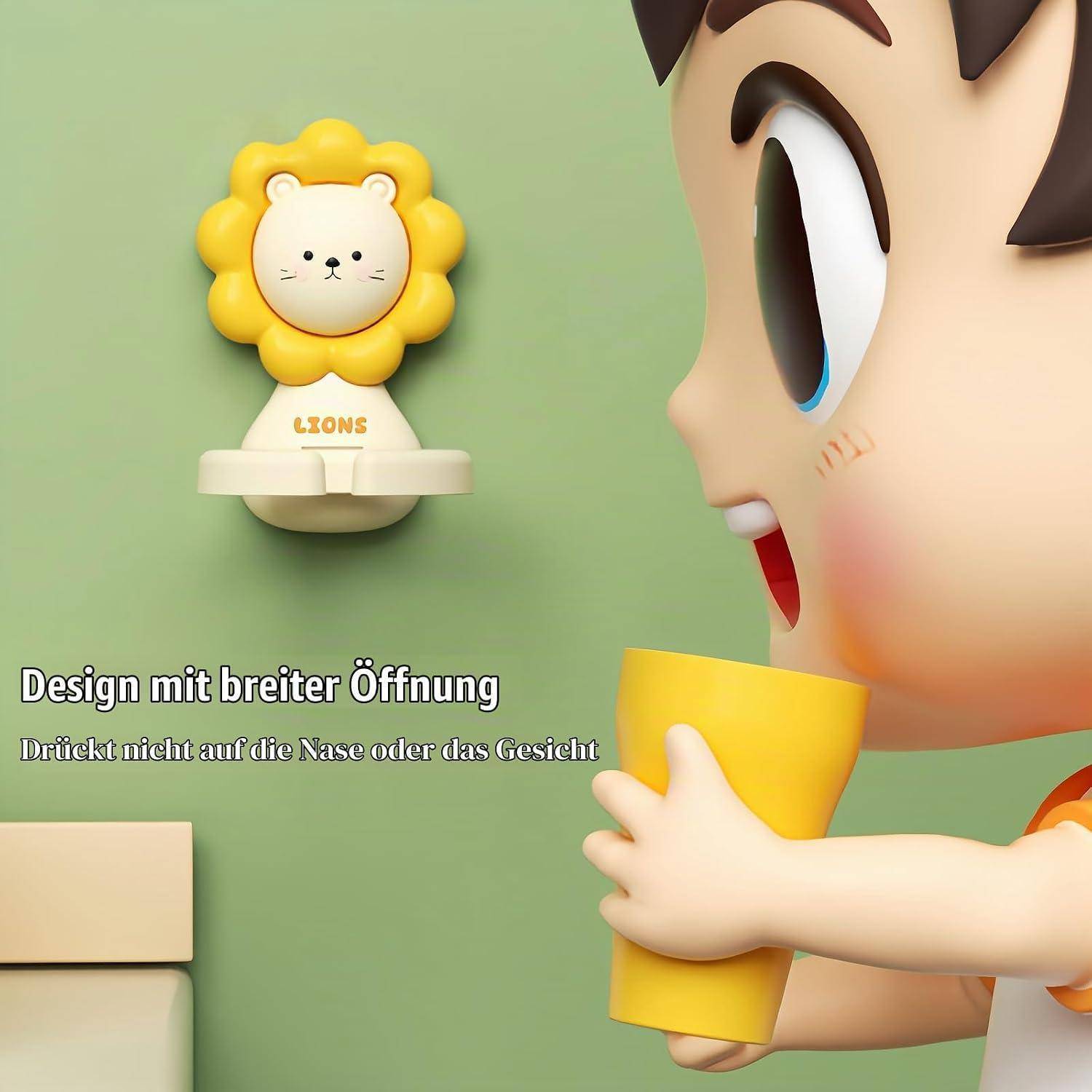Karikaturkind, das aus einer gelben Tasse neben einem an der Wand montierten löwenförmigen Halter trinkt; deutscher Text lautet „Design mit breiter Öffnung