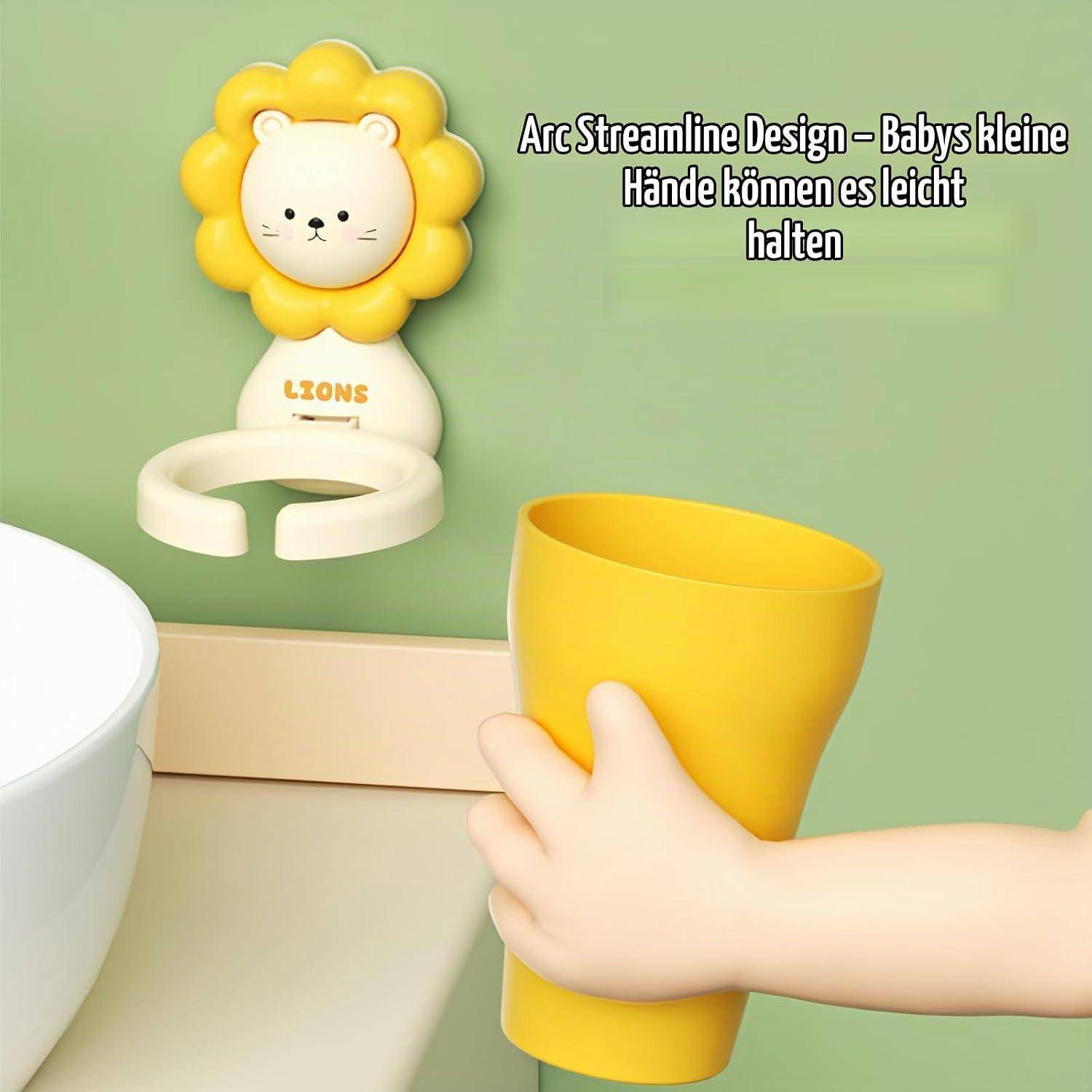 Babys Hand hält einen gelben Becher unter einem löwenförmigen Wandbecherhalter; der Text lautet „Arc Streamline Design - Babys kleine Hände können es leicht halten