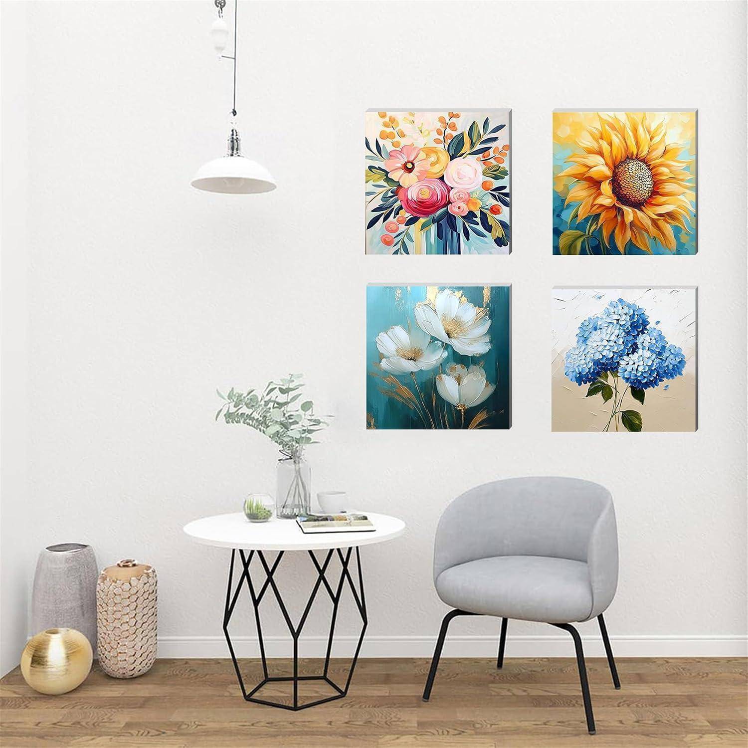 Modernes Wohnzimmer mit vier bunten Blumenleinwanddrucken über einem grauen Sessel und kleinem rundem Tisch unter einer Hängeleuchte.