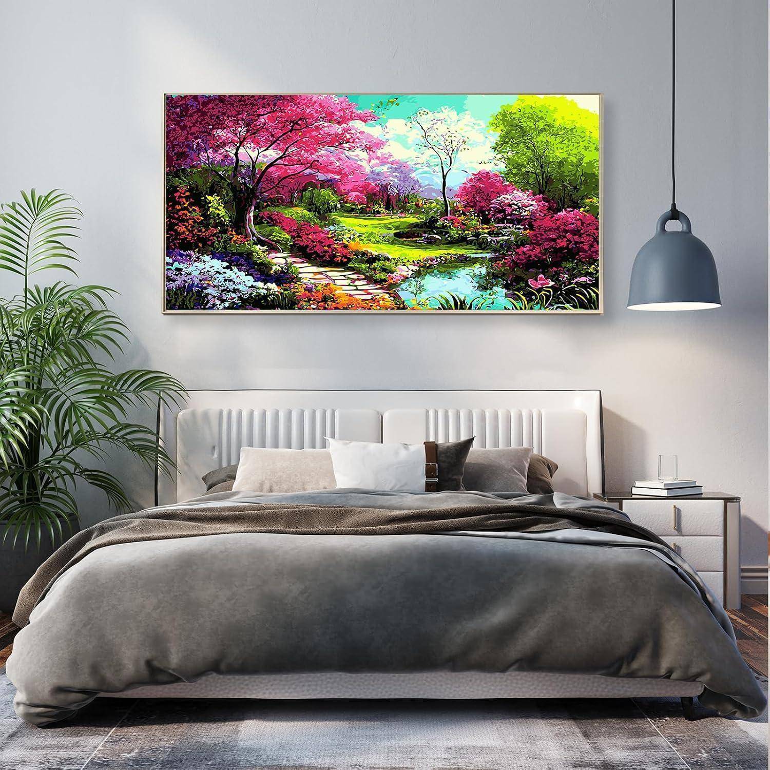 Modernes Schlafzimmer mit einem unmachen Bett unter einem farbenfrohen Landschaftsgemälde eines Gartenwegs und blühender Bäume.