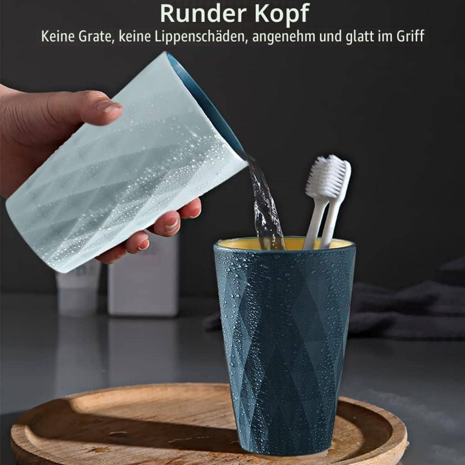 Hand gießt Wasser aus einer gerundeten blauen Tasse in einen passenden Zahnbürstenhalter mit zwei Zahnbürsten; deutscher Text sagt, dass er bequem ist und Kratzer verhindert.