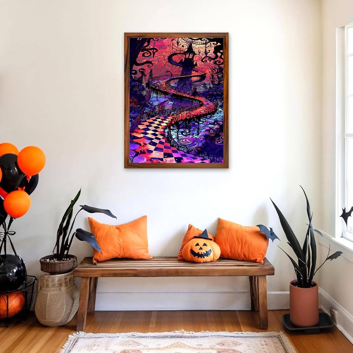 Halloween-dekoriertes Zimmer mit Holzbank, orangefarbenen Kissen und einem Kürbisgesicht-Kissen unter einem gruseligem rahmen Kunstwerk, mit Luftballons und Topfpflanzen in der Nähe.